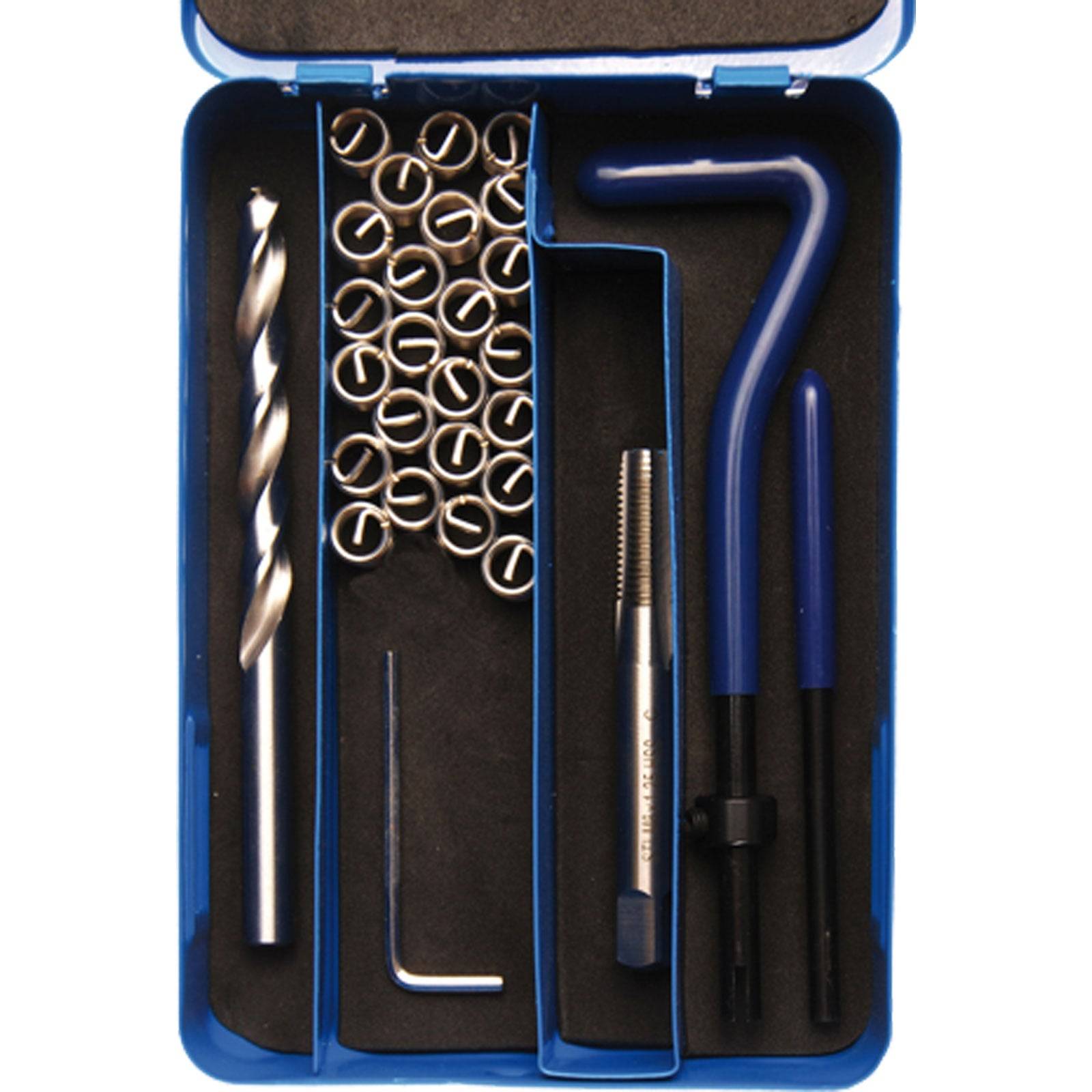 Eine blaue Werkzeugausrüstung mit einem Bohrer, aufgewickelten Metalleinsätzen, einem Gewindebohrer und zwei Sechskantschlüsseln, die in Schaumstoffabteilen organisiert sind.