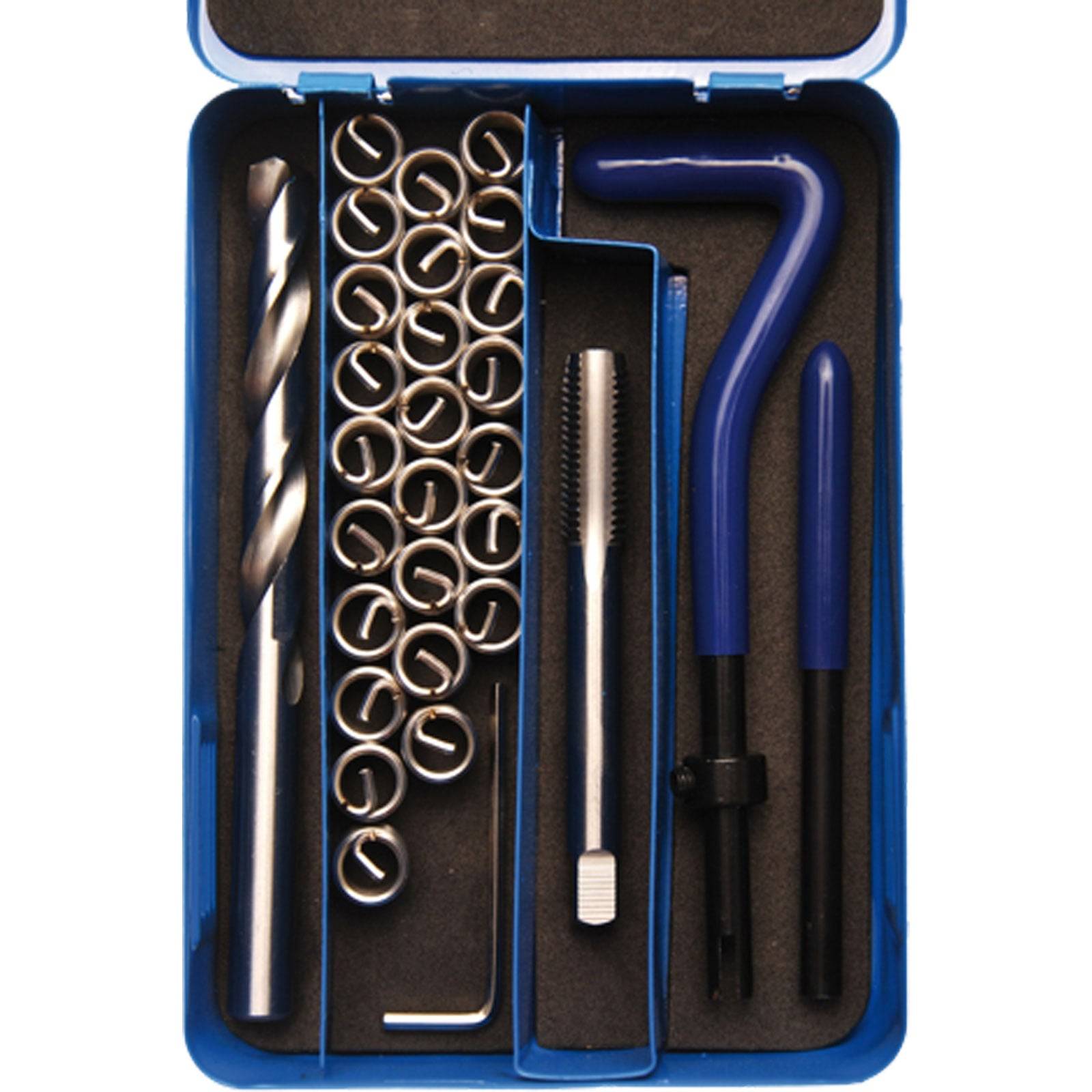 Ein blauer Reparatursatz, der einen Bohrer, mehrere gewickelte Einsätze, einen Gewindebohrer, ein Einführwerkzeug und einen Brechstift für Gewindereparaturen enthält.