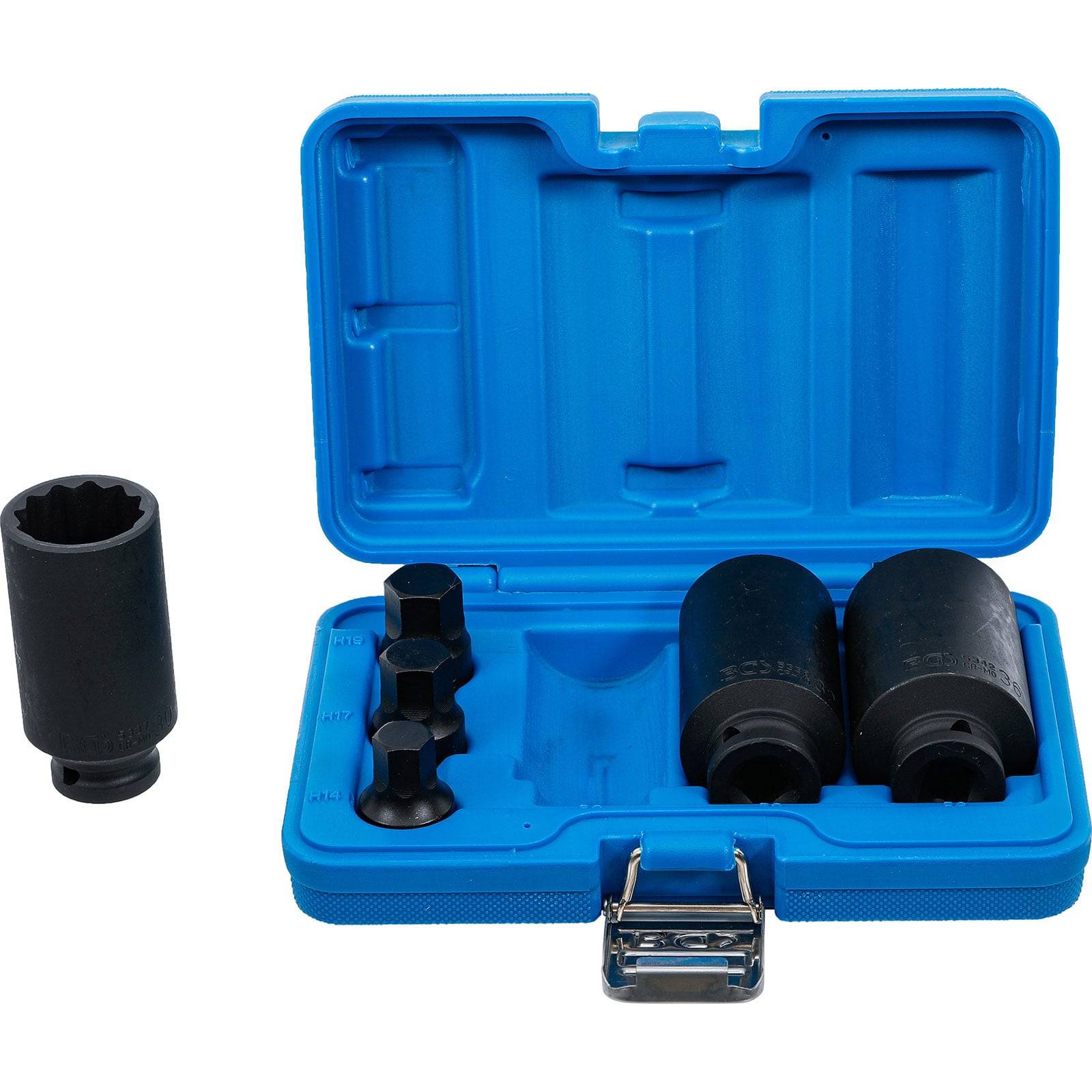 Eine blaue Kunststoffbox mit offenem Deckel, die einen Satz Autowendeschlüssel und Werkzeuge enthält, einschließlich dreier schwarzer Stecknüsse, die daneben platziert sind.