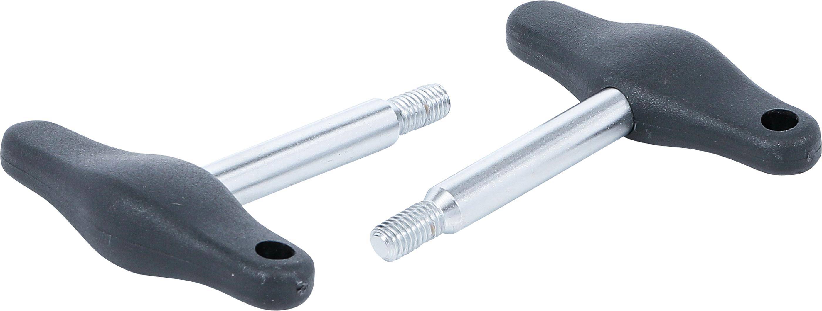 Zwei Metallstangen mit Gewindelenden auf weißem Hintergrund platziert, wobei ein Teil eines schwarzen, gerundeten Objekts in der oberen rechten Ecke sichtbar ist.