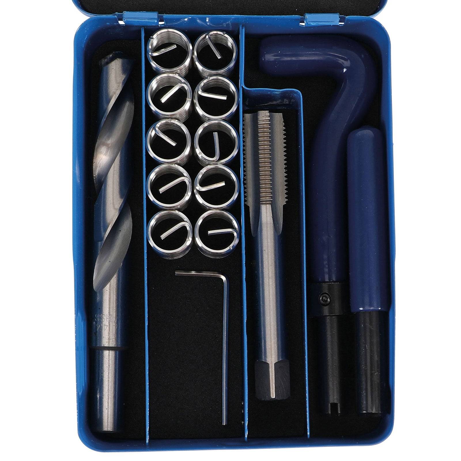 Eine blaue Werkzeugausrüstung, die einen großen Bohrer, mehrere metallische gewundene Einsätze, einen Griff, einen Sechskantschlüssel und ein Gewindewerkzeug für Reparaturen enthält.