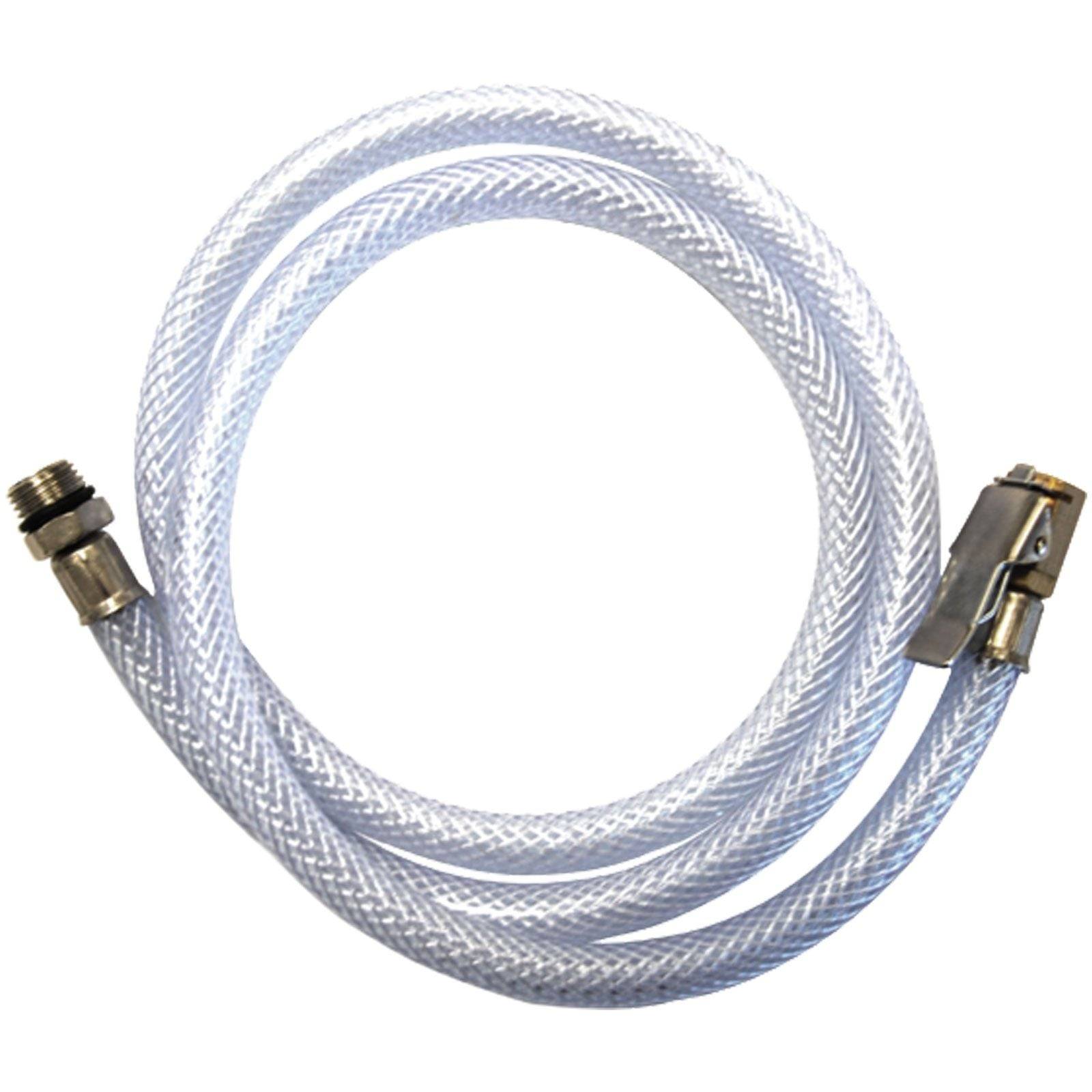 Ein aufgerollter, transparenter geflochtener Schlauch mit Metallverbindern an jedem Ende, geeignet für Rohrleitungen oder Flüssigkeitstransfer.