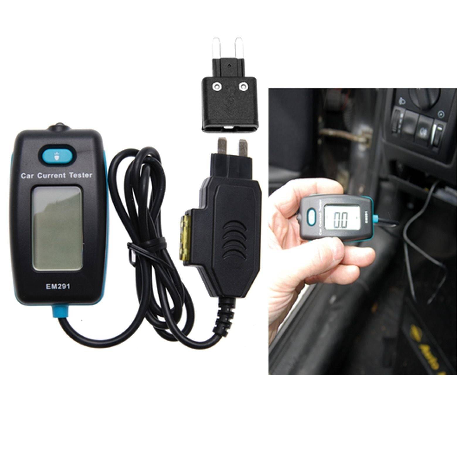 Autostrom-Tester mit digitaler Anzeige, Kabeln und Steckeradapter. Gezeigt in der Anwendung, angeschlossen an die Steckdose eines Fahrzeugs und mit der Anzeige '0,00'.