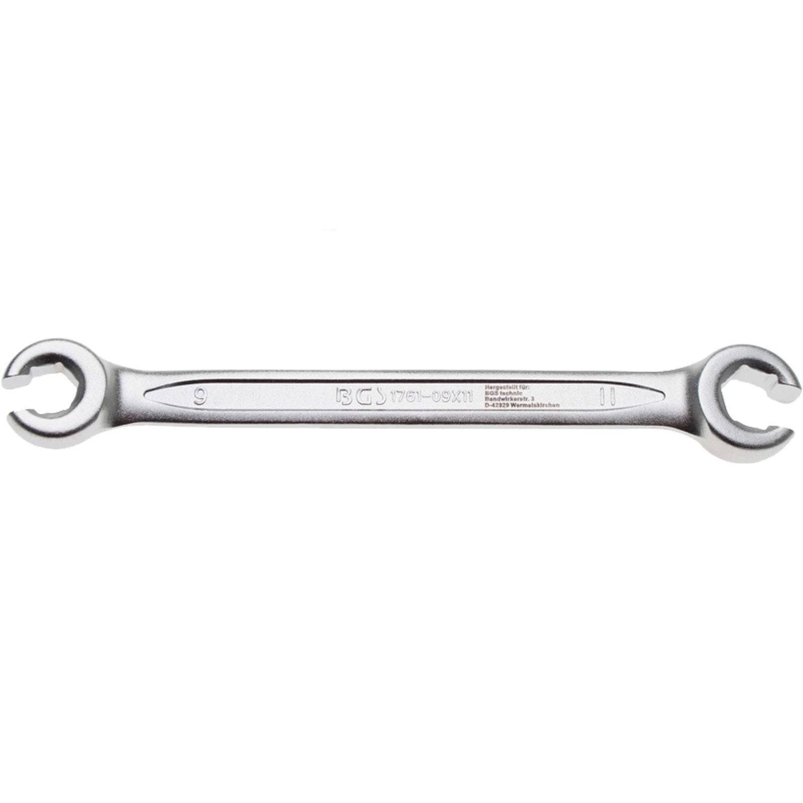 Ein silberner Gabelschlüssel mit zwei kreisförmigen Köpfen, wobei einer kleiner als der andere ist, der auf einem schlichten weißen Hintergrund liegt.