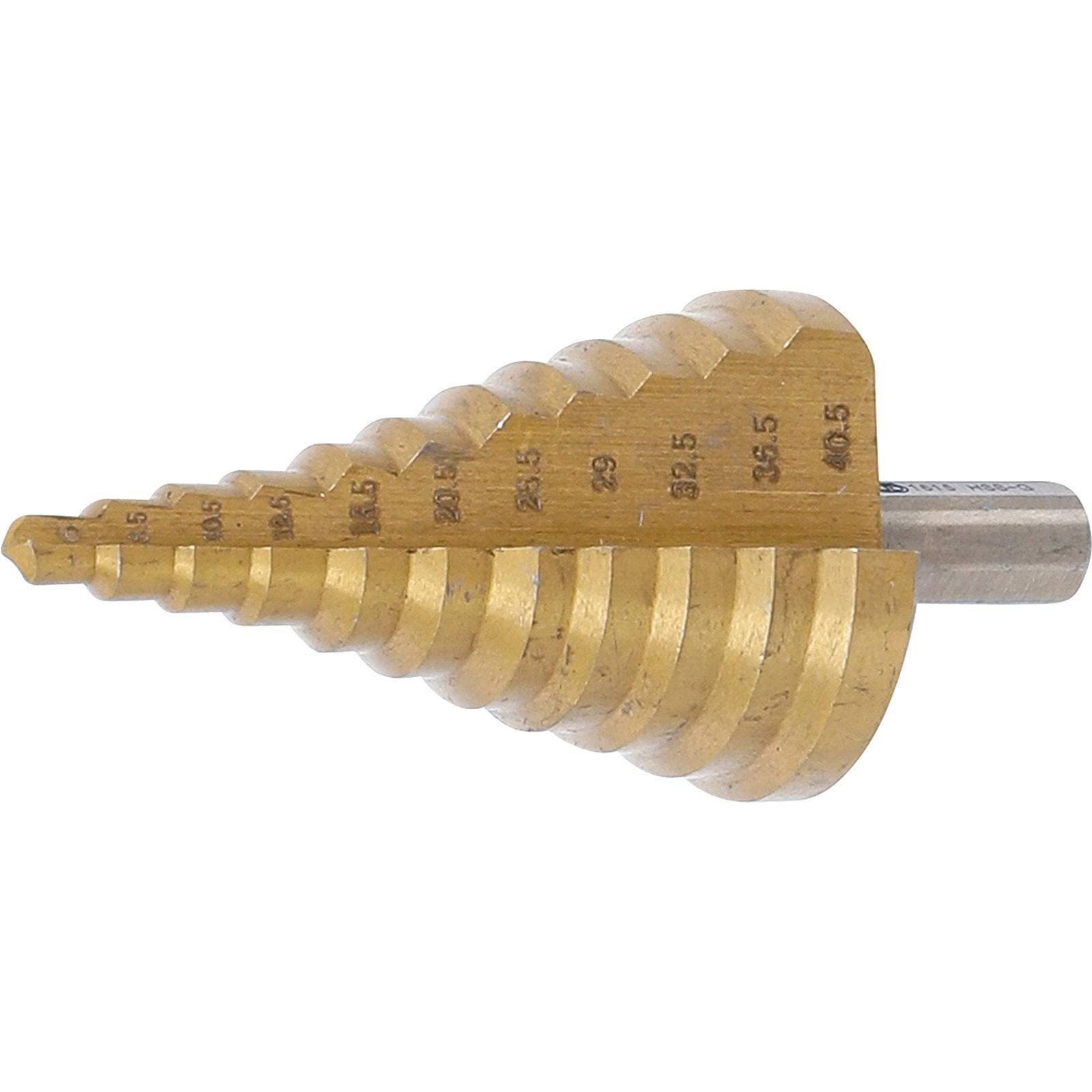 Ein goldfarbener Stufenbohrer mit mehreren gestuften Schnittdurchmessern zum Bohren von Löchern verschiedener Größen in Metall- oder Kunststoffoberflächen.