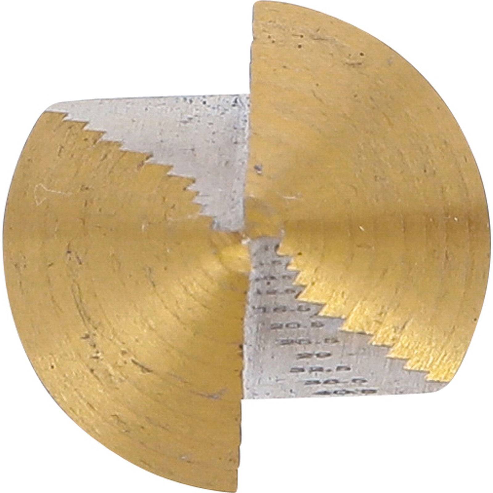 „Eine Nahaufnahme eines Versenkers aus Metall mit gold-silberner Beschichtung, der seine spiralförmigen Schneidkanten und seine zylindrische Form zeigt.