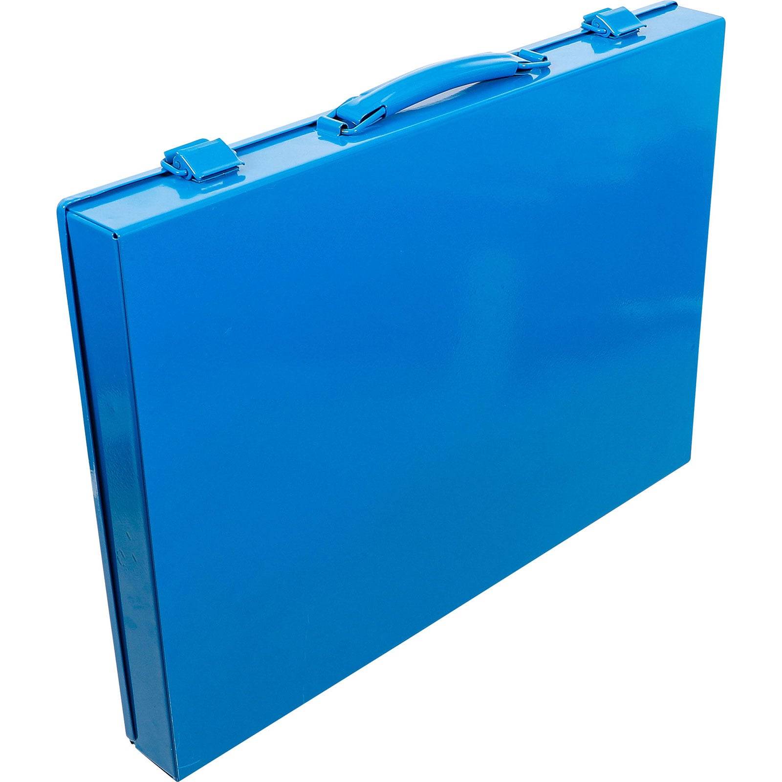 Eine blaue Metallaktentasche mit Griff, geschlossen und aufrecht stehend, aus einem Winkel betrachtet.
