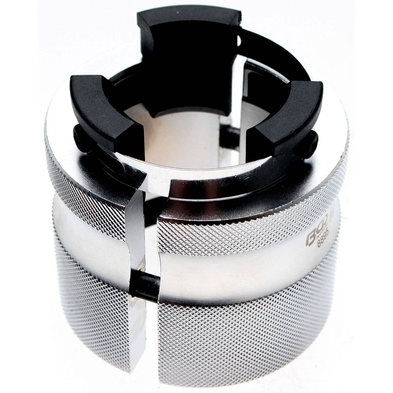 Eine Nahaufnahme eines glänzenden, silbernen metallischen Klemmwerkzeugs mit strukturierten Griffen und schwarzen Gummieinlagen, das für das Greifen von zylindrischen Objekten konzipiert ist.