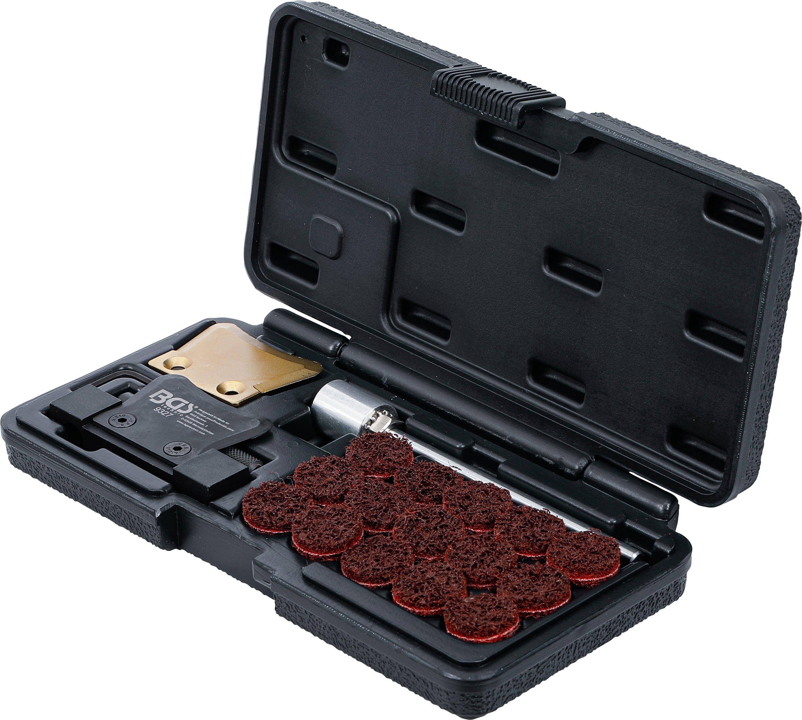 Ein offener schwarzer Koffer mit einem Survival-Werkzeugset, mit roten kreisförmigen und metallischen Komponenten, unverzichtbar für Notfälle im Freien.