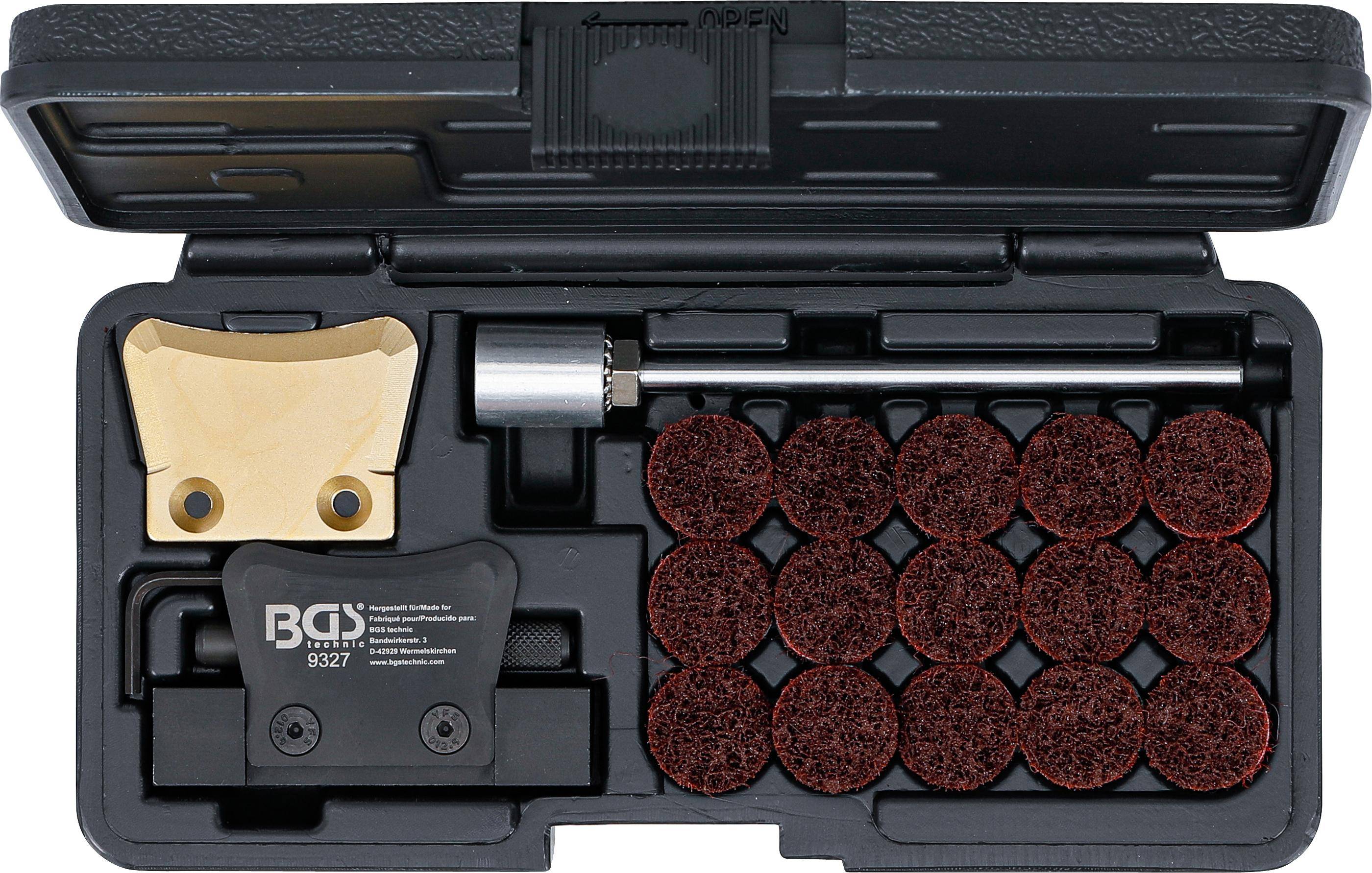 Ein Bremssat­tel-Drückerwerkzeugsatz in einem Koffer, bestehend aus einem Messingwerkzeug, silbernen Komponenten und roten Schleifscheiben, alle ordentlich organisiert.