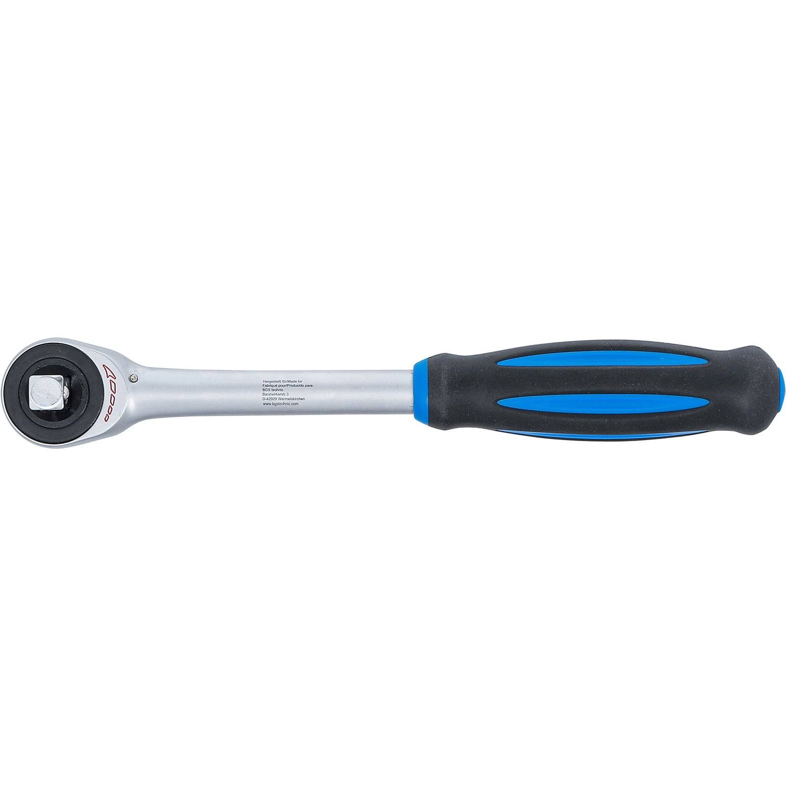 Ein Ratschenschlüssel mit einem schwarzen und blauen ergonomischen Griff, der zum Anziehen oder Lösen von Schrauben entwickelt wurde, vor einem weißen Hintergrund.