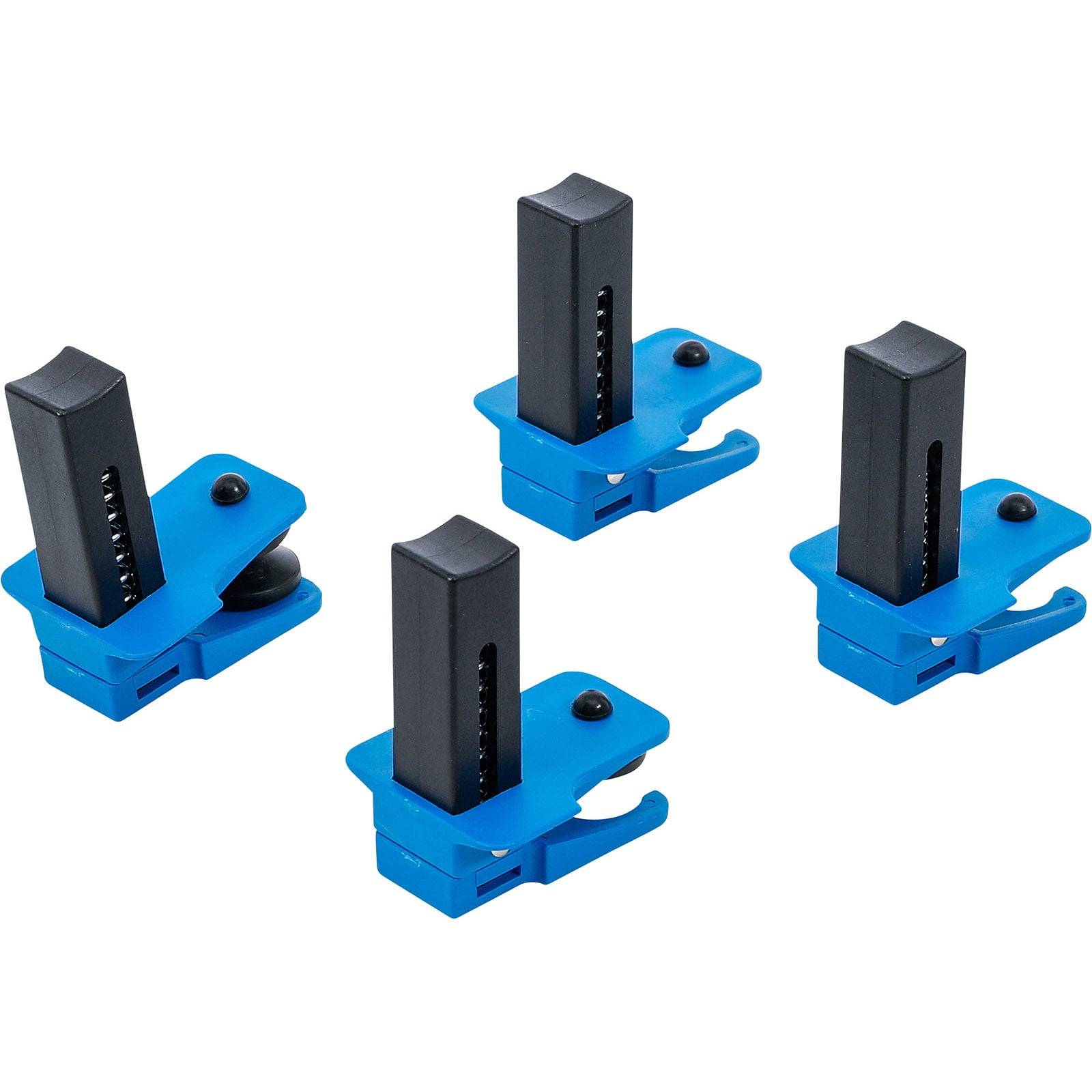 Vier blaue Waffenmagazinhalter mit eingesetzten schwarzen Magazinen, vertikal angeordnet.