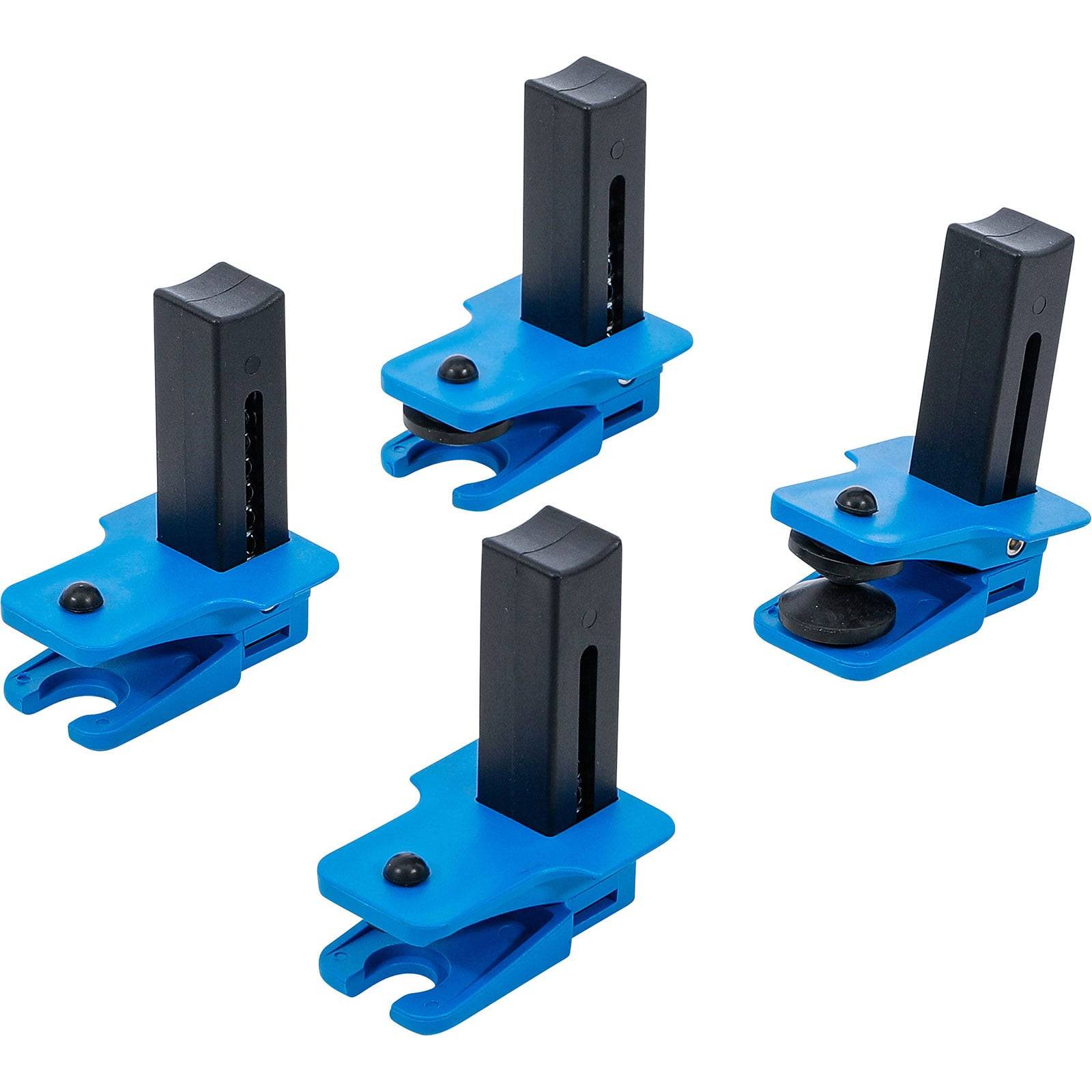 Vier blaue und schwarze verstellbare Schraubstöcke, jeweils mit einer Klemmvorrichtung und einem Hebelmechanismus, die zum Befestigen von Gegenständen während der Montage oder Reparatur verwendet werden.
