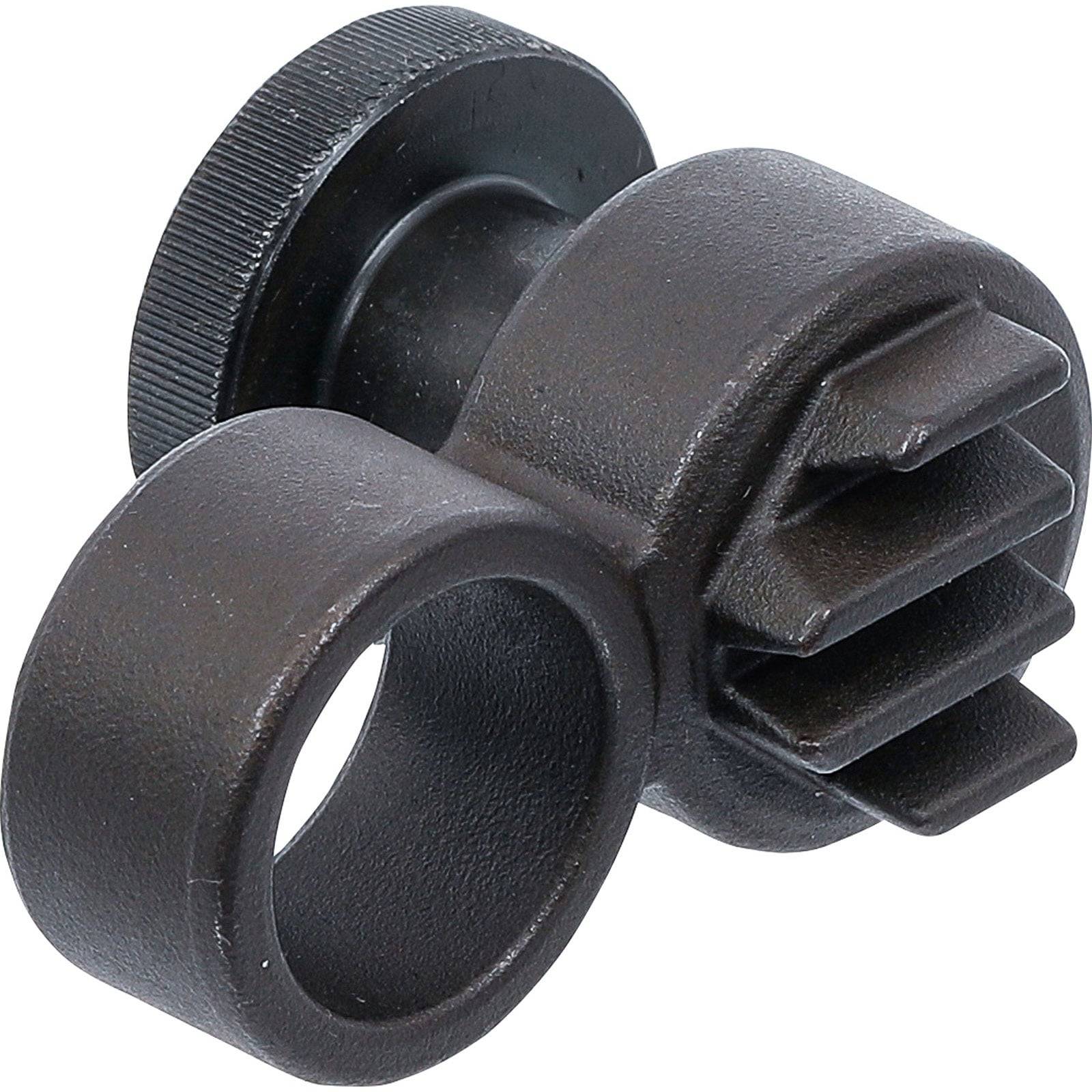 Ein schwarzes Metallwerkzeug mit einem kreisförmigen Griff und einem gerillten Ende, möglicherweise verwendet für Rohranschlüsse oder sanitäre Anpassungen.