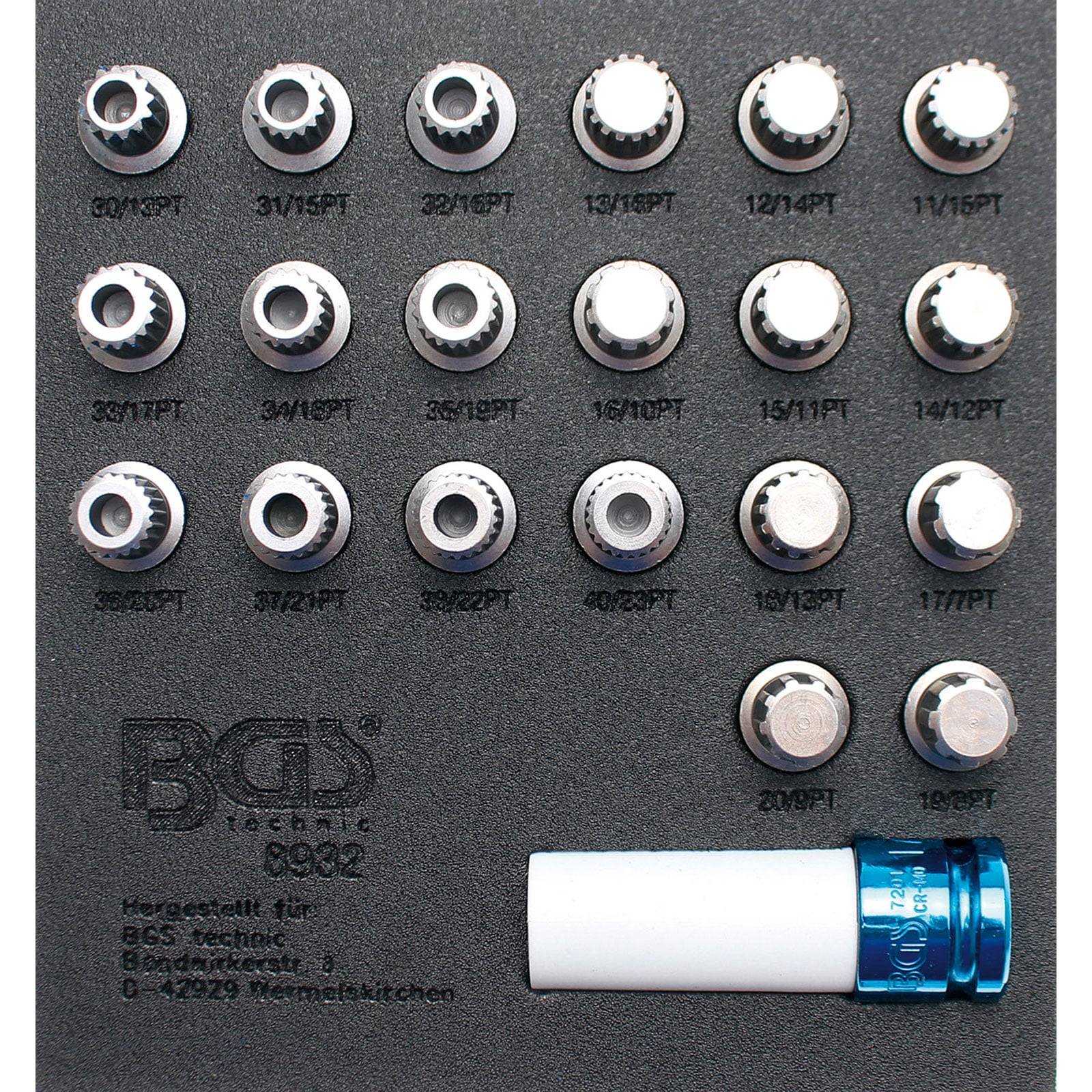 Eine Sammlung von Steckschlüsseleinsätzen, die in vier Reihen nach Größe angeordnet sind, jeder mit Details wie '1/2