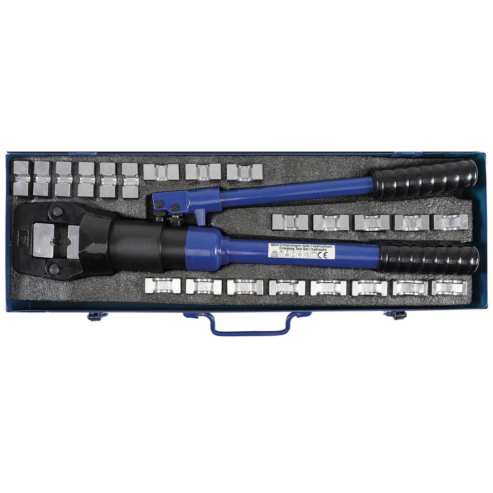 Ein blauer hydraulischer Crimpwerkzeug mit schwarzen Griffen liegt in einem offenen Koffer, umgeben von einer Ansammlung von Metallmatrizen, die in Reihen angeordnet sind.