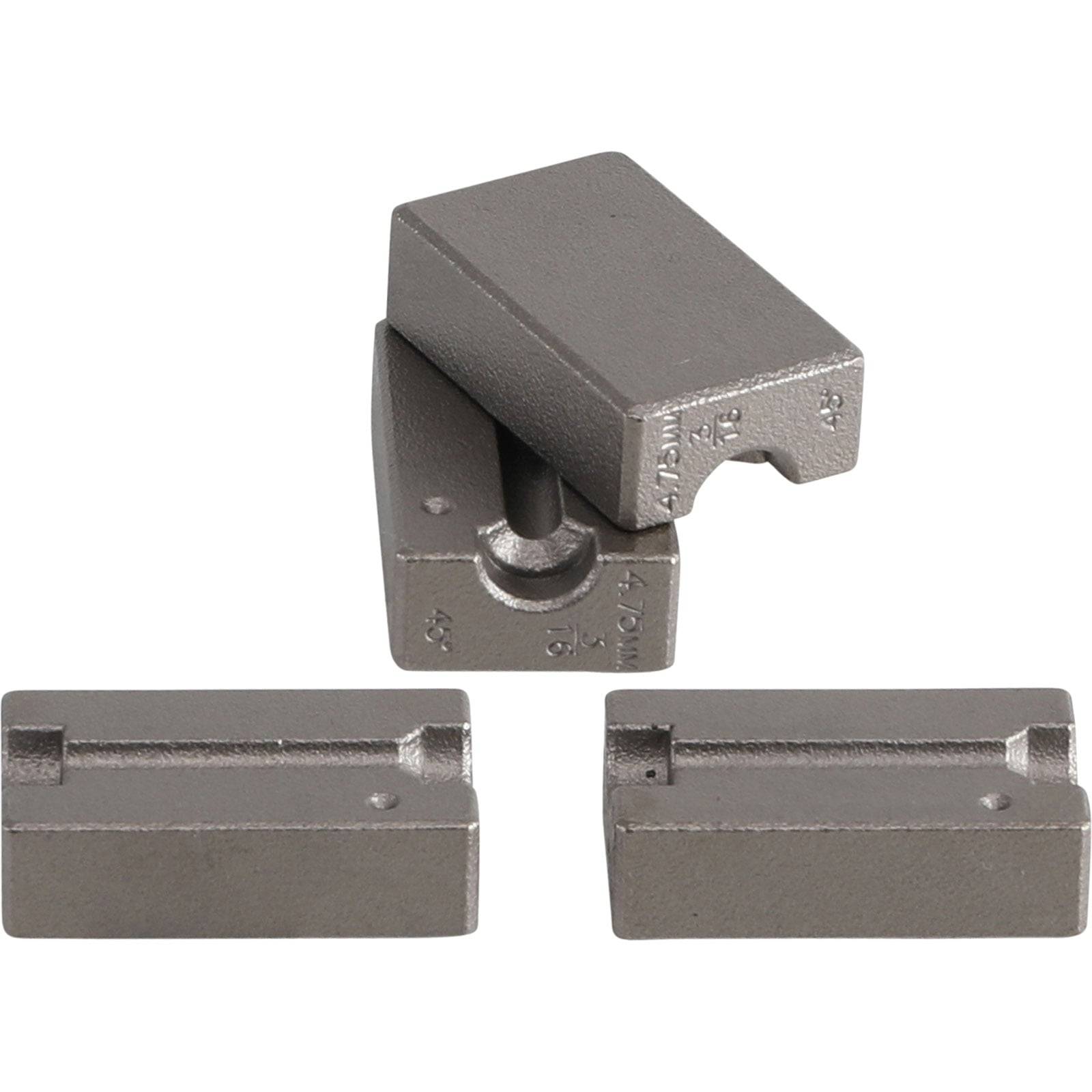 Vier Metallgegengewichte in rechteckiger Form, gestapelt und angeordnet, konzipiert zum Ausgleichen oder Stabilisieren von Ausrüstung.