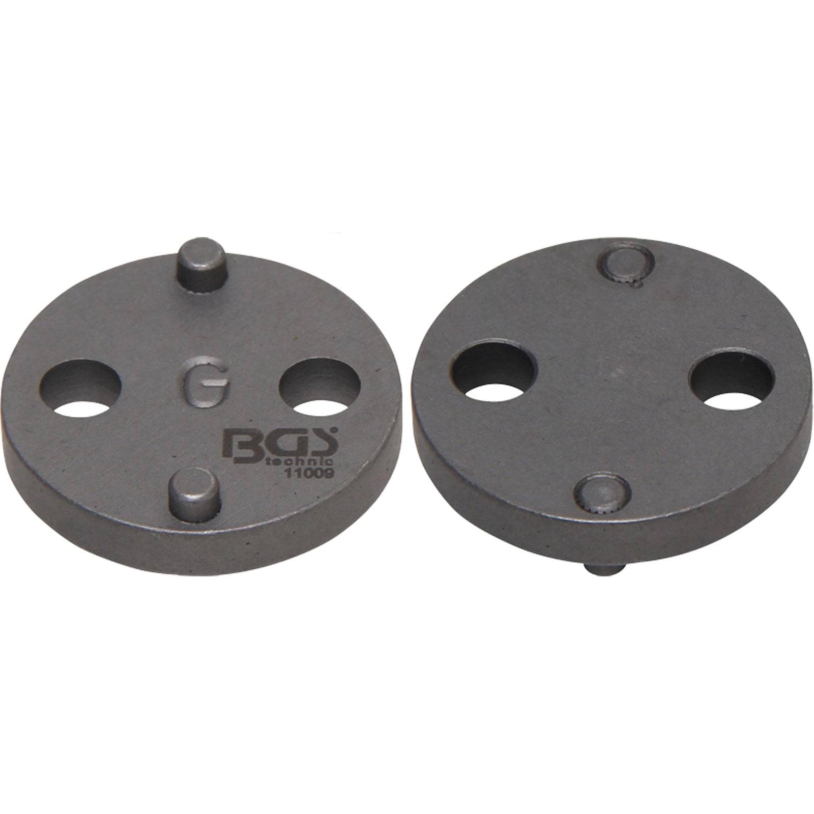 Zwei runde Metallplatten mit Löchern, gekennzeichnet mit 'BGS technic 11009', verwendet zum Zurückdrehen von Bremssattelkolben im Automobilbereich.
