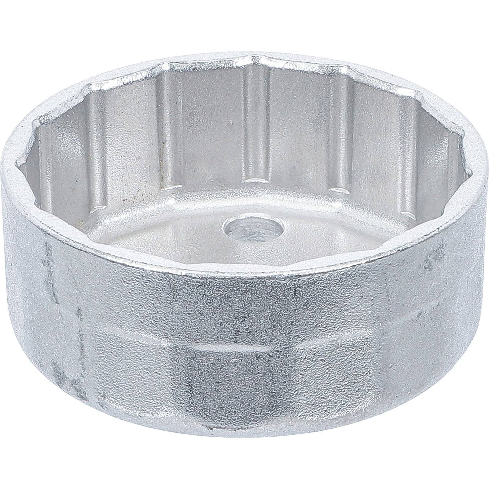 Ein Metall-Ölfilterschlüssel mit einer runden, steckdosenähnlichen Form und einer Reihe von Innenrillen, der zum Greifen und Entfernen von Ölfiltern entwickelt wurde.