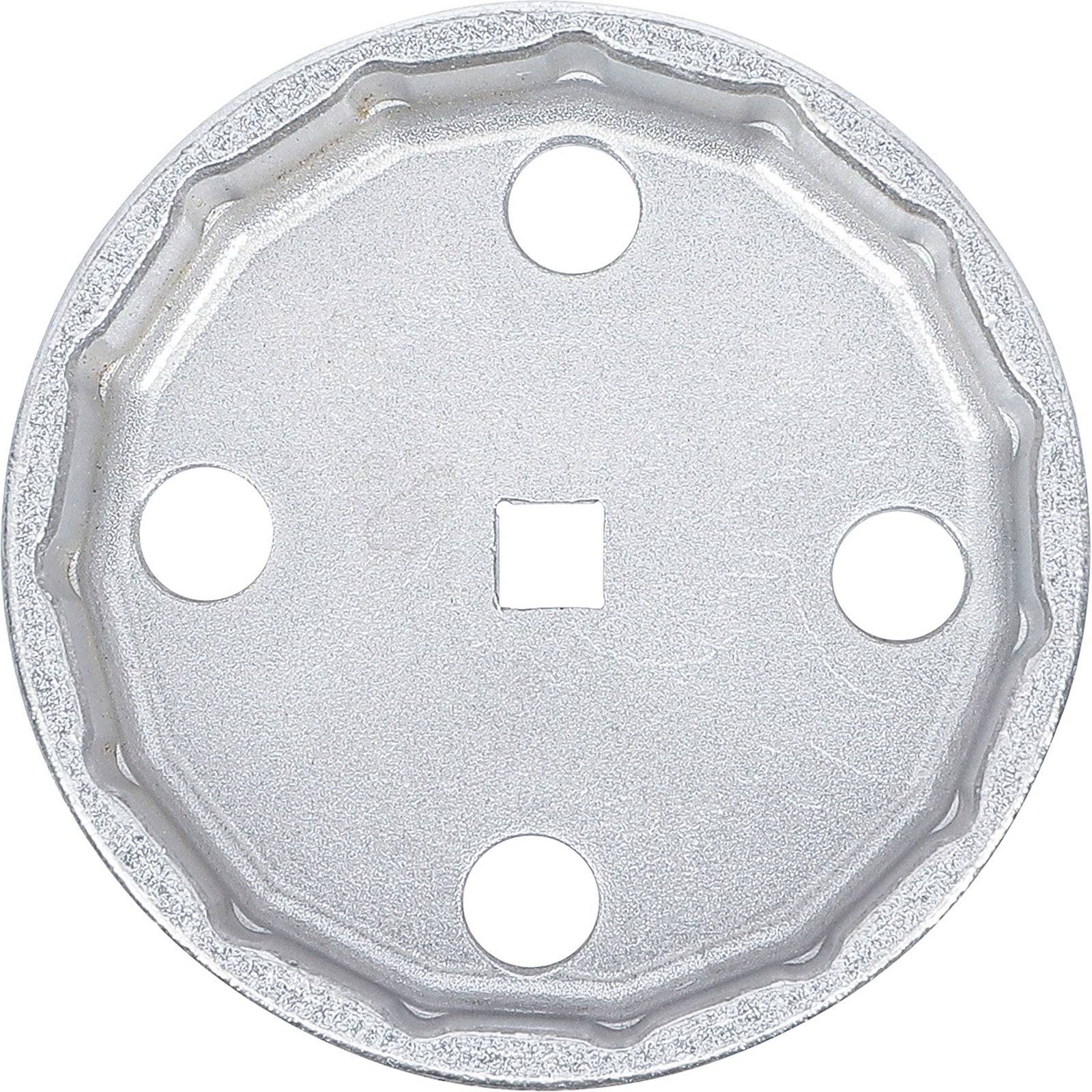 Ein rundes Metalltoolkopf mit einem zentralen quadratischen Loch und vier kreisförmigen Öffnungen darum herum, konzipiert für Klempnerei- oder mechanische Anwendungen.