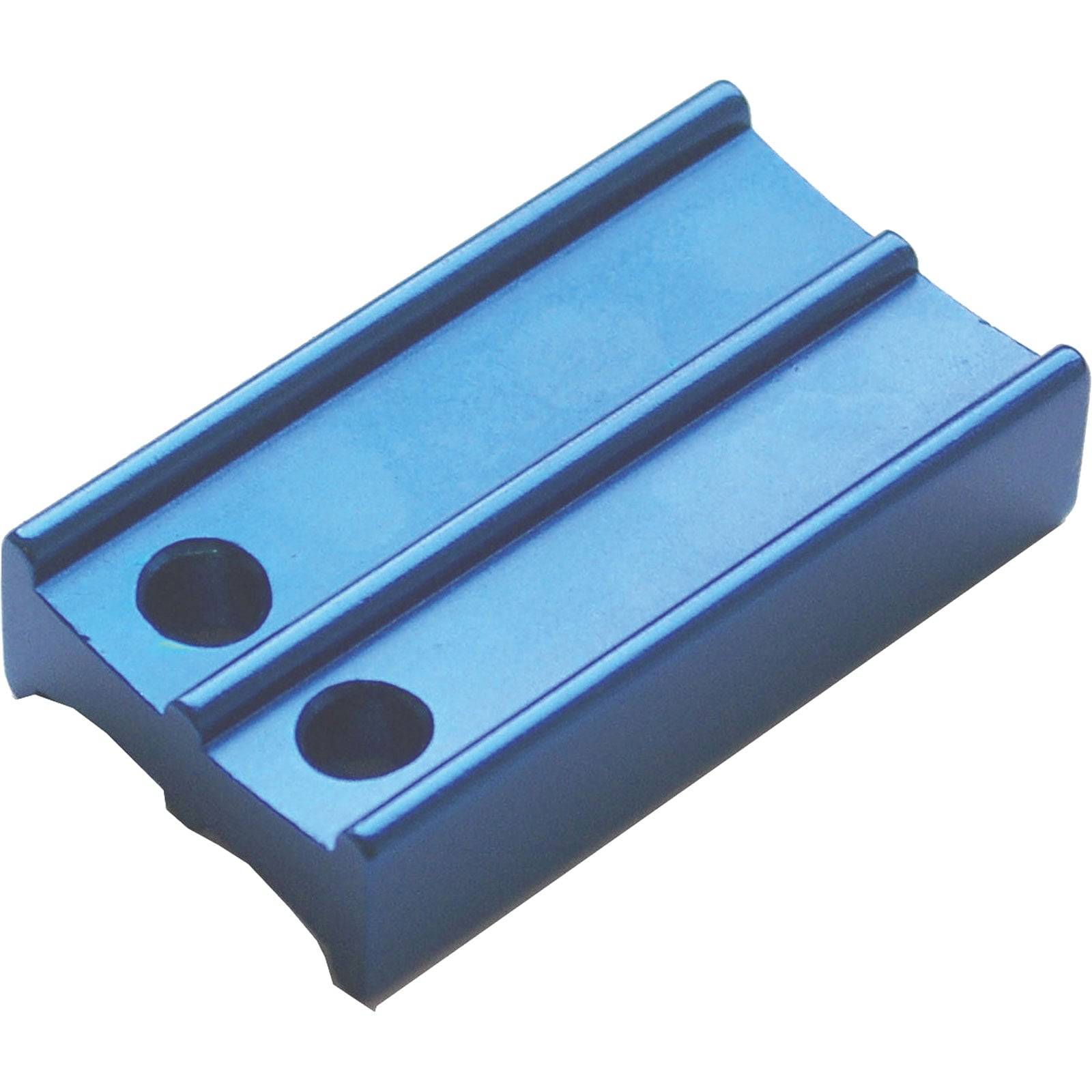 Eine blaue Metallkomponente mit zwei kreisförmigen Löchern an einer Seite, die typischerweise für strukturelle oder mechanische Montagen verwendet wird.
