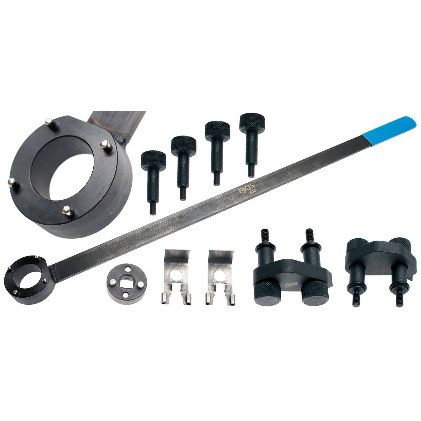 Ein Metallwerkzeugsatz auf weißem Hintergrund, der einen Kupplungshalter, Haltebolzen und eine lange Stange umfasst, der zum Warten von Motorrädern verwendet wird.