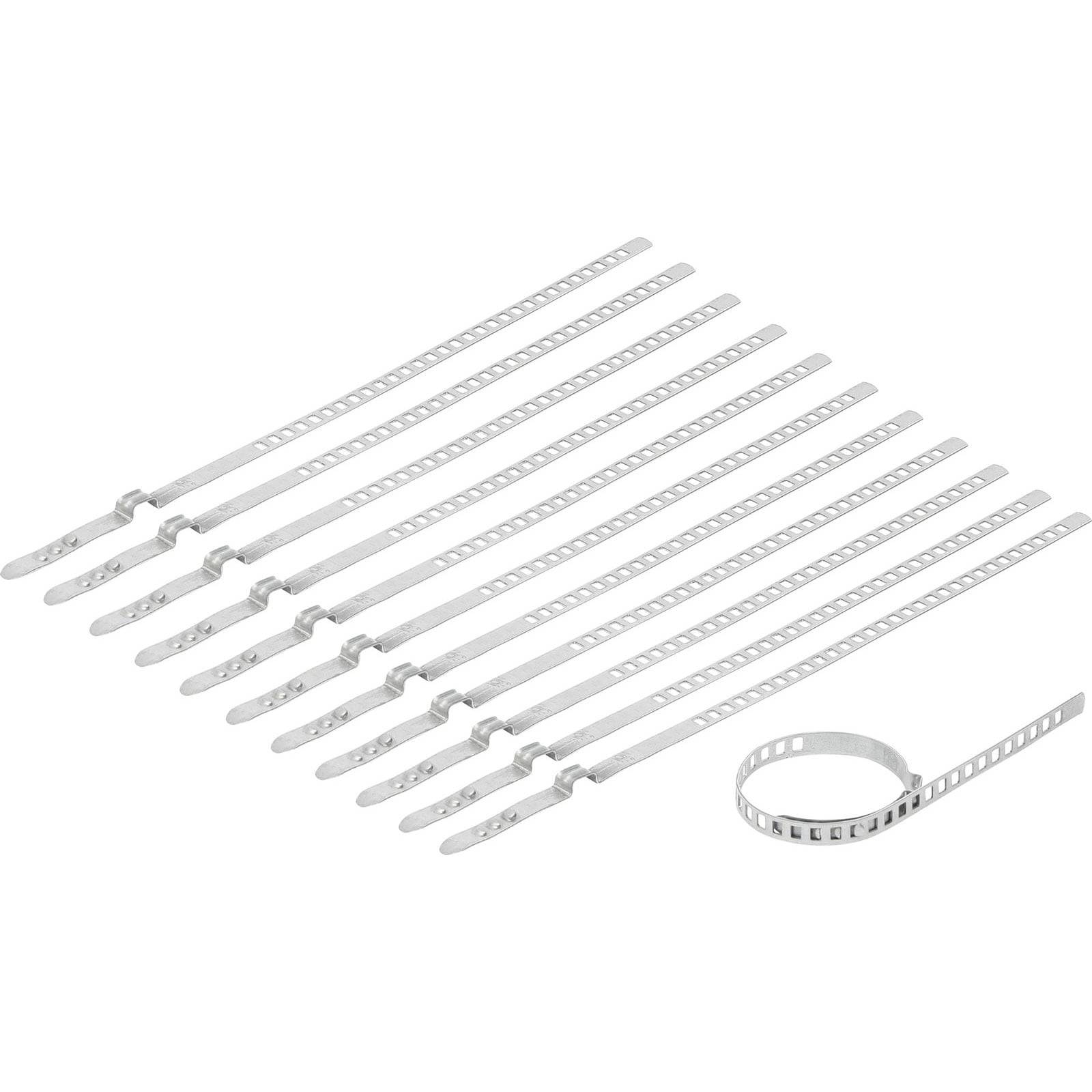 Ein Satz von elf silbernen Metallriemen, die jeweils Löcher zur verstellbaren Länge aufweisen, flach ausgebreitet, wobei einer seitlich zu einer Rolle aufgewickelt ist.