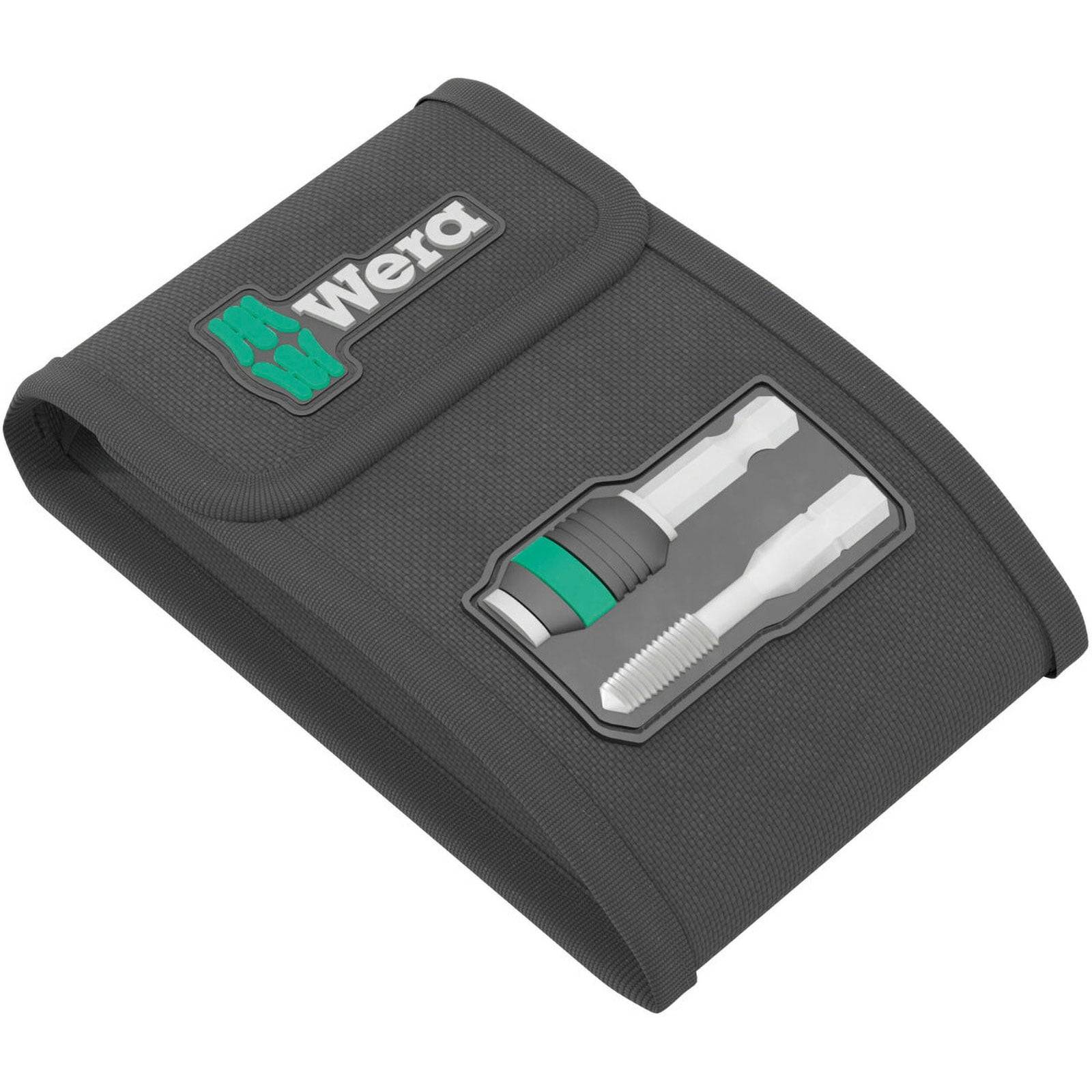 Eine kompakte, schwarze Werkzeugtasche mit einem 'Wera' Logo, in der ein Schraubendreher und Bits durch eine transparente Tasche sichtbar sind.