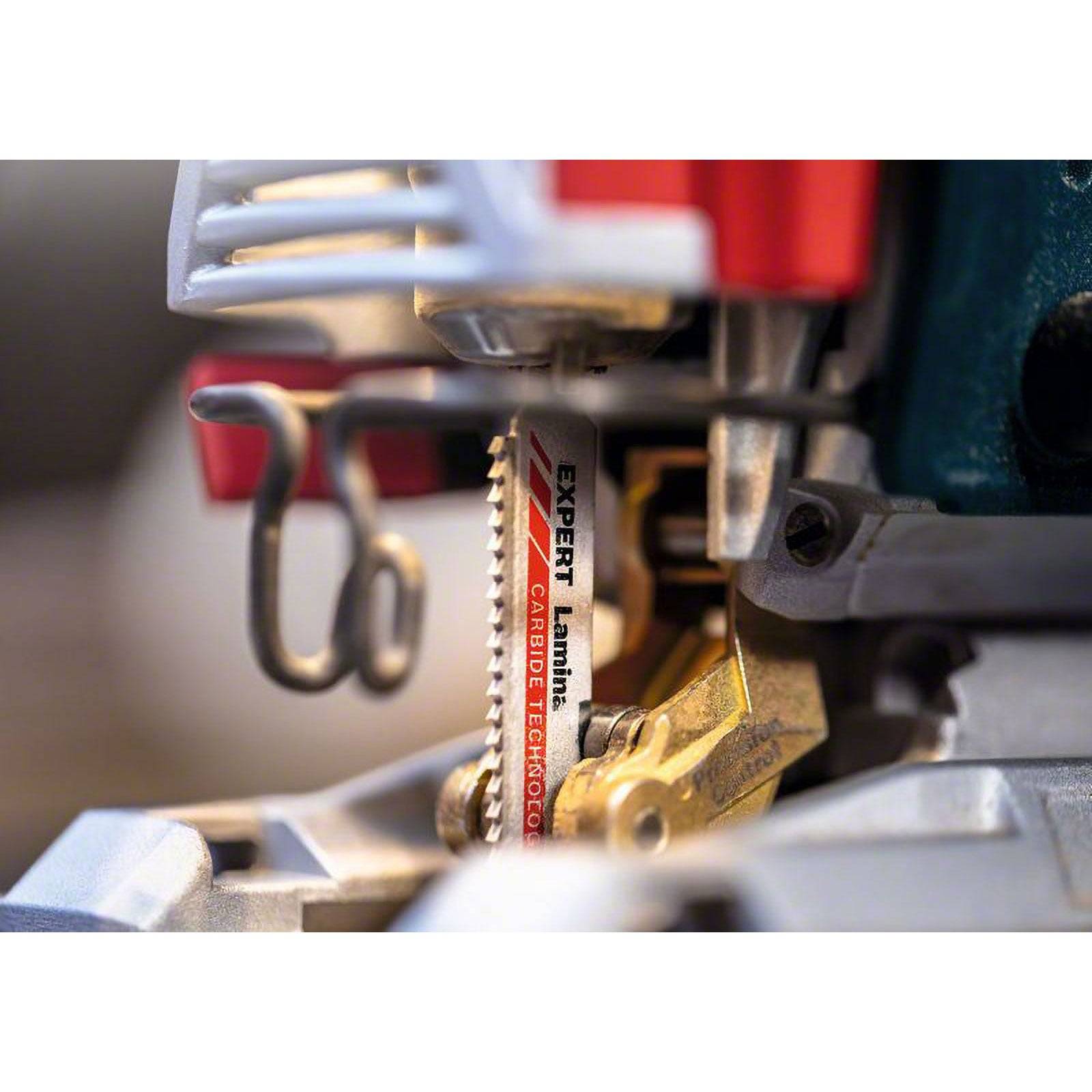 Nahaufnahme einer Stichsägeblatt-Klinge mit der Beschriftung „Expert Laminate Carbide Technology
