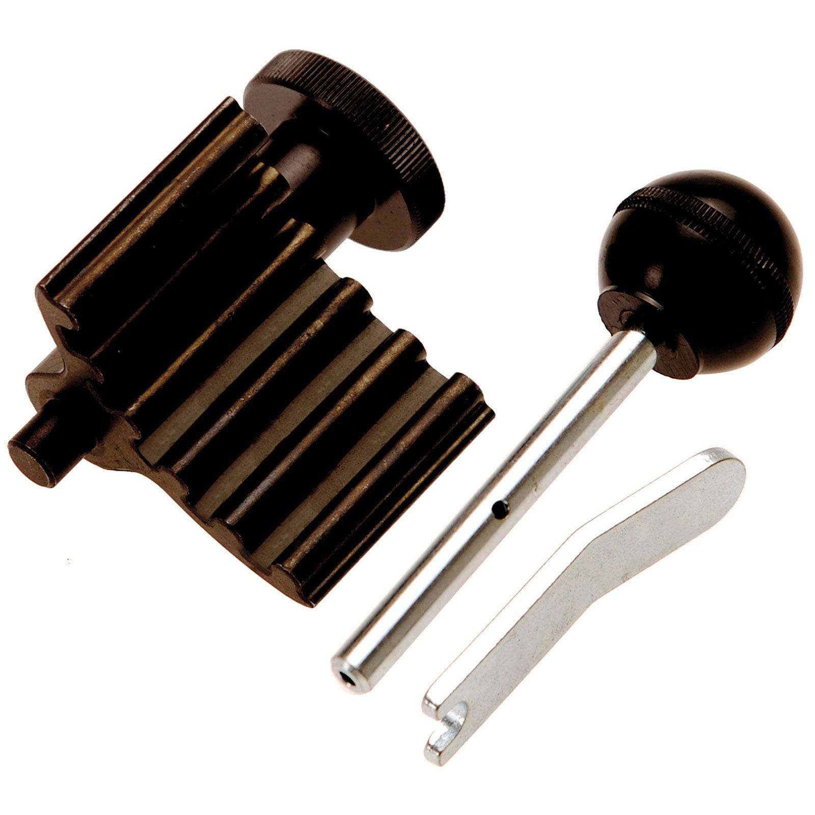 Ein braunes, gerilltes Metallinstrument mit einem angebrachten Knauf, einer Metallstange und einem kleinen silbernen Schraubenschlüssel, wahrscheinlich zur Maschinenjustierung.
