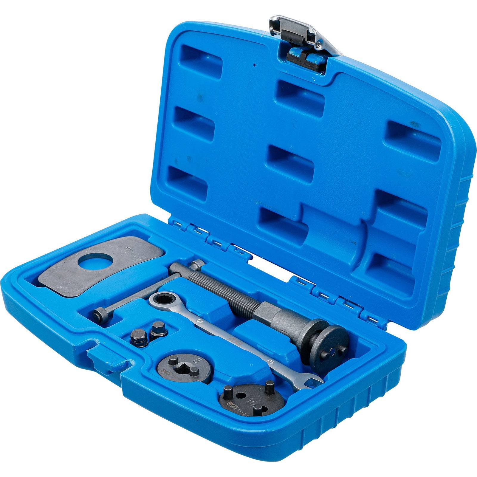 Ein blauer Werkzeugkoffer, geöffnet und verschiedene Metallwerkzeuge wie einen Schraubenschlüssel, Platten und eine C-Schraube in maßgefertigten Fächern präsentierend.