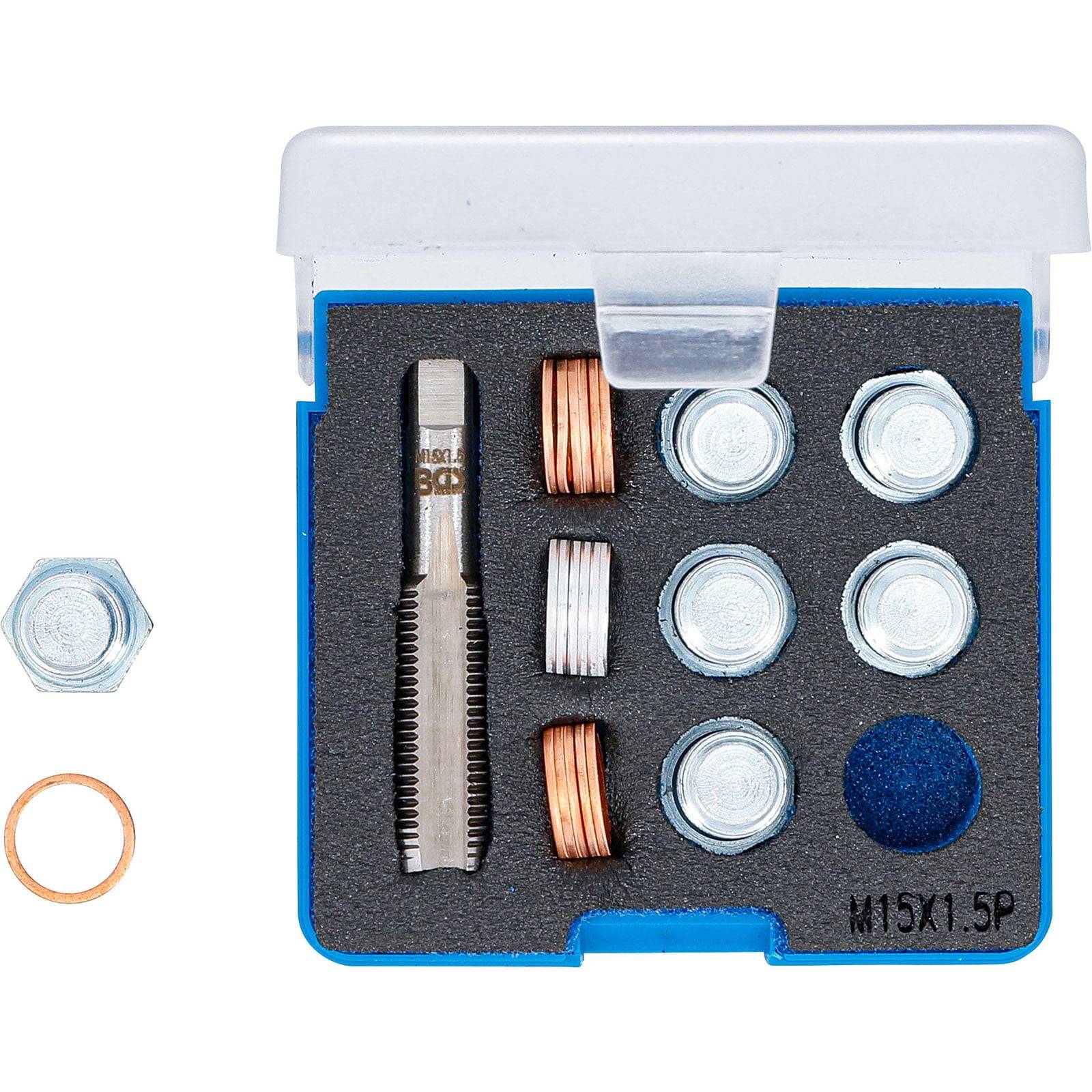 Eine blaue und weiße Werkzeugkiste mit sechs gewindeten Metallsteckern, einem Gewindewerkzeug und drei Kupferdichtungen. Eine einzelne Dichtung und ein Stecker liegen außerhalb der Box.