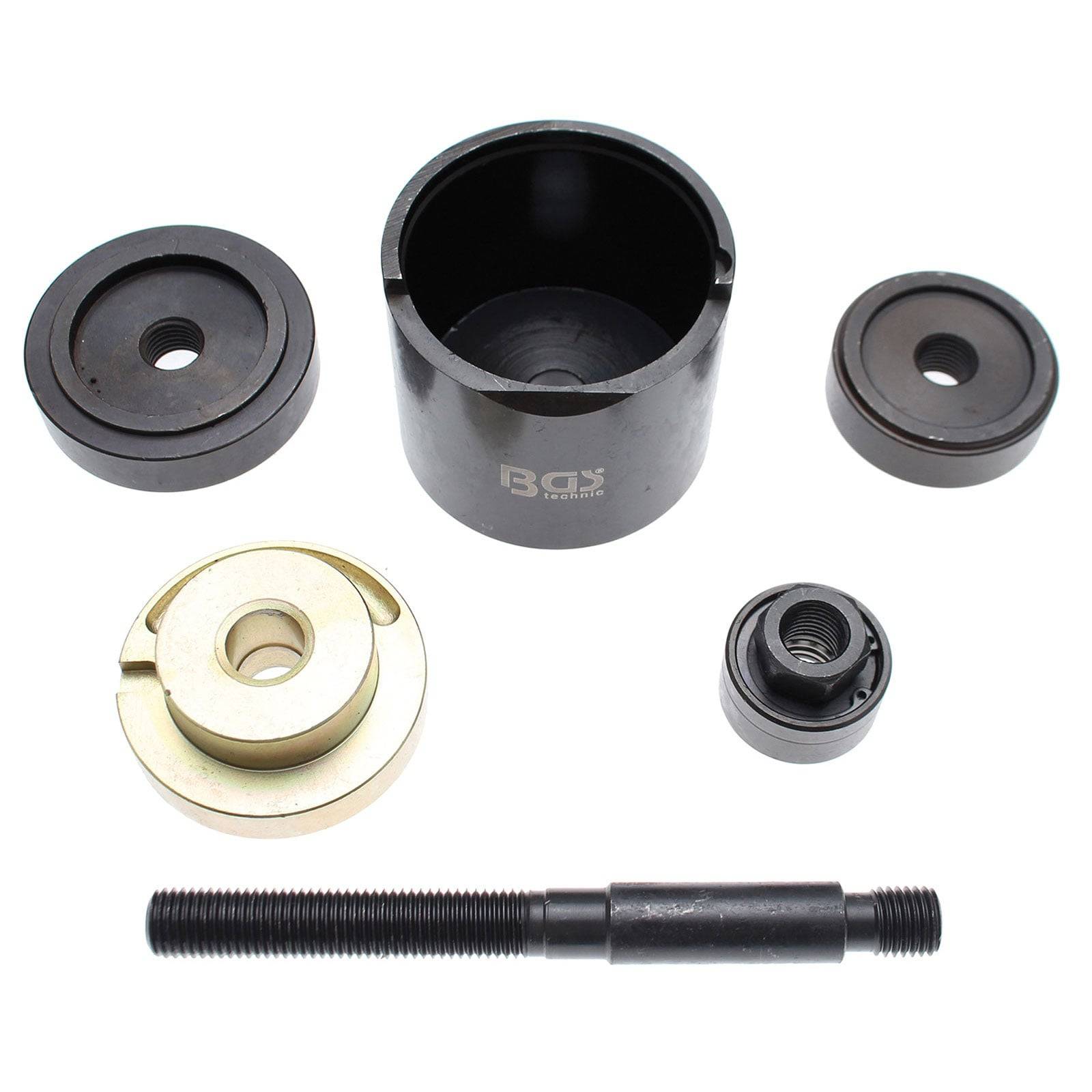 Satz schwarzer und metallischer Automobilteile, ordentlich angeordnet. Zentraler Fokus ist ein schwarzer zylindrischer Behälter mit Markenlogo.