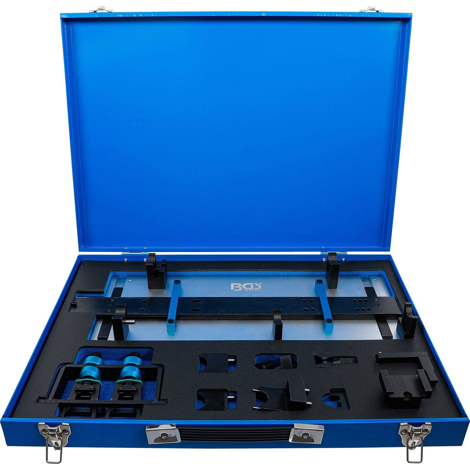 Blauer Werkzeugkoffer mit organisierten Fächern, der verschiedene mechanische Werkzeuge enthält und für präzise Ausrichtungs- und Messeaufgaben verwendet wird.