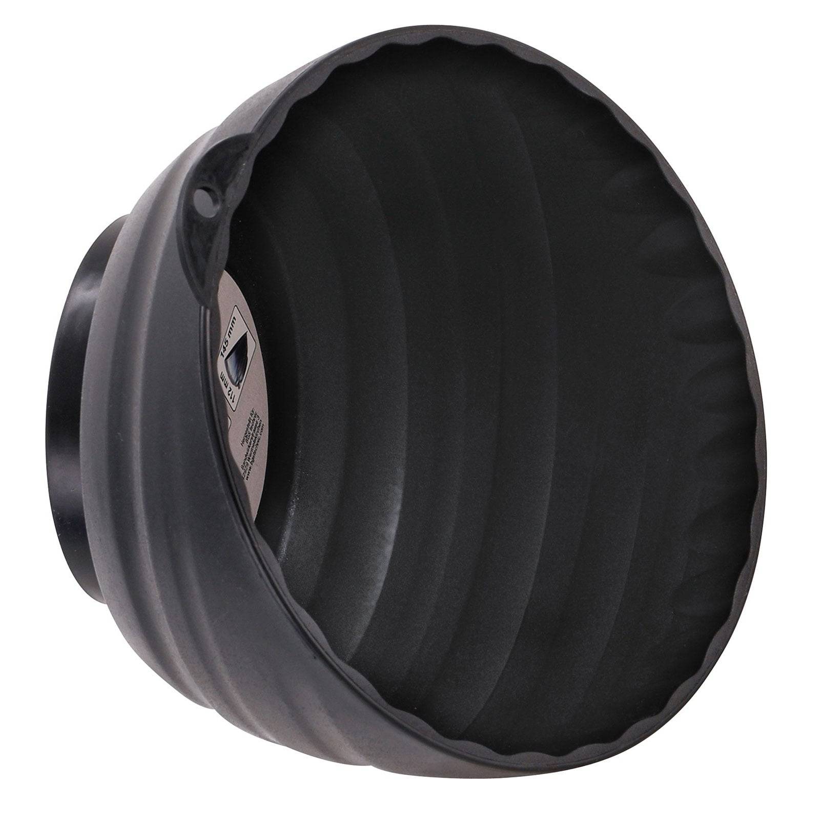 Schwarze, geriffelte Beauty Dish mit einem Softbox-Anschluss, die in der Fotografie verwendet wird, um Licht zu diffundieren und zu lenken und dadurch die Beleuchtung des Motivs zu verbessern.