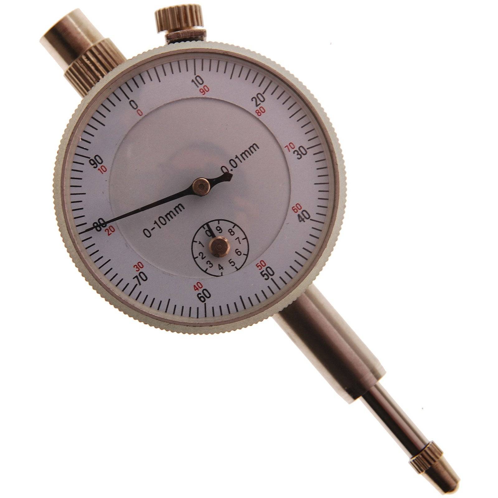 Ein metallischer analoger Messuhrenzeiger mit einer Nadel, die auf 0,5 Millimeter zeigt, verwendet für präzise Messungen in der Ingenieur- oder Maschinenbaubranche.