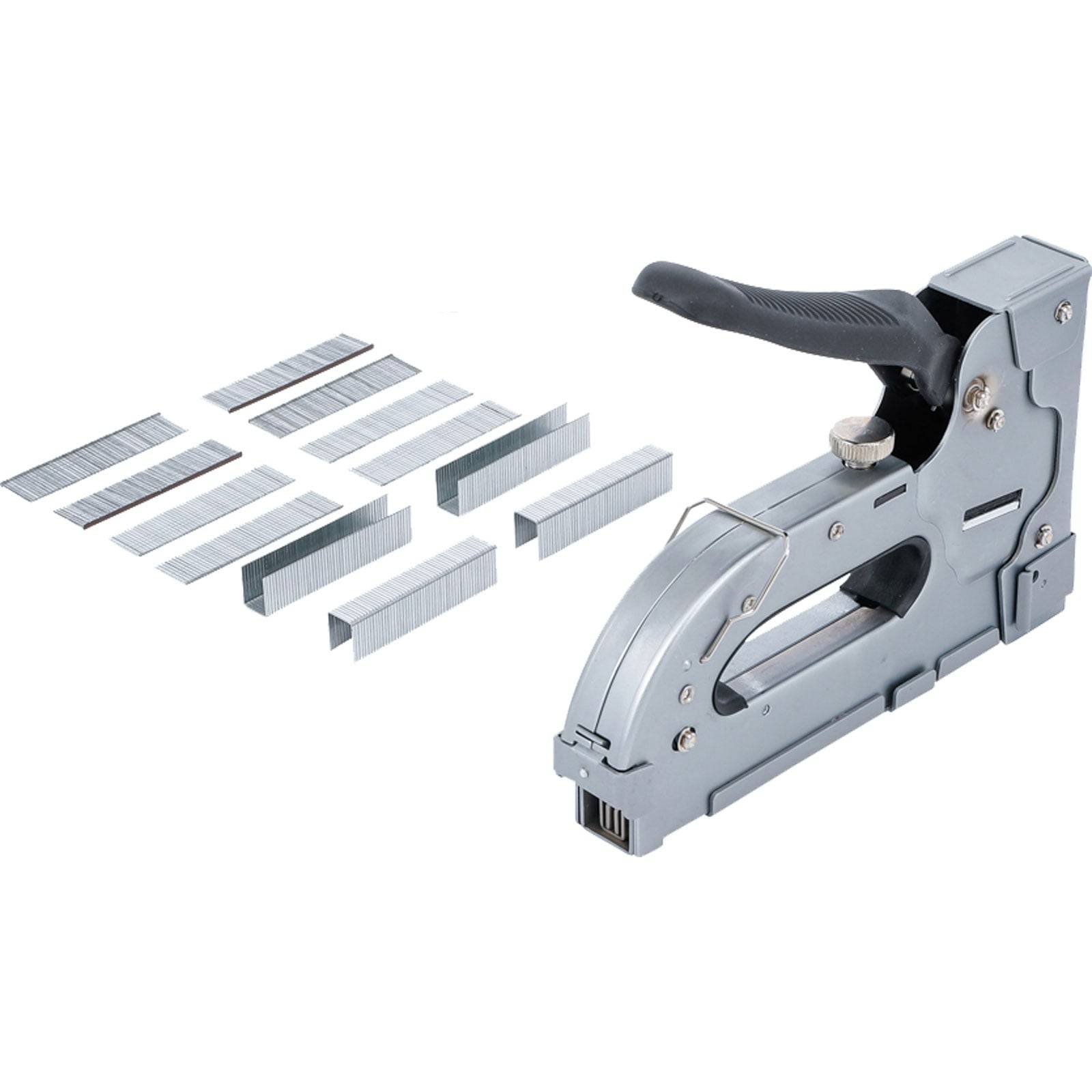 Eine silberne Heftpistole mit einem schwarzen Griff wird neben mehreren Streifen von Heftklammern gezeigt.