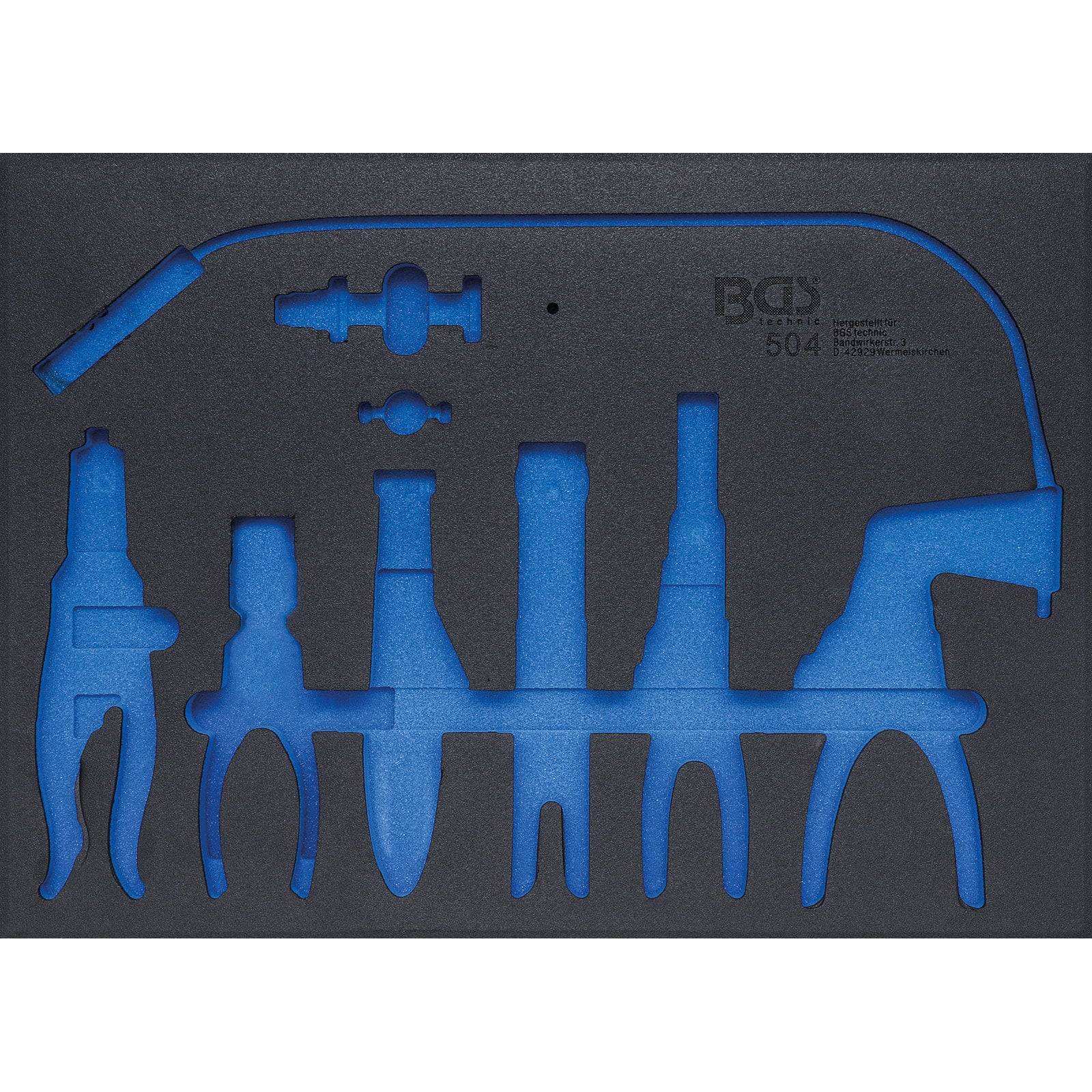 Ein Schaumstoff-Werkzeugorganizer mit Aussparungen für verschiedene Automotive-Werkzeuge, einschließlich Zangen, Schraubenschlüssel und Düsen, übersichtlich angeordnet.