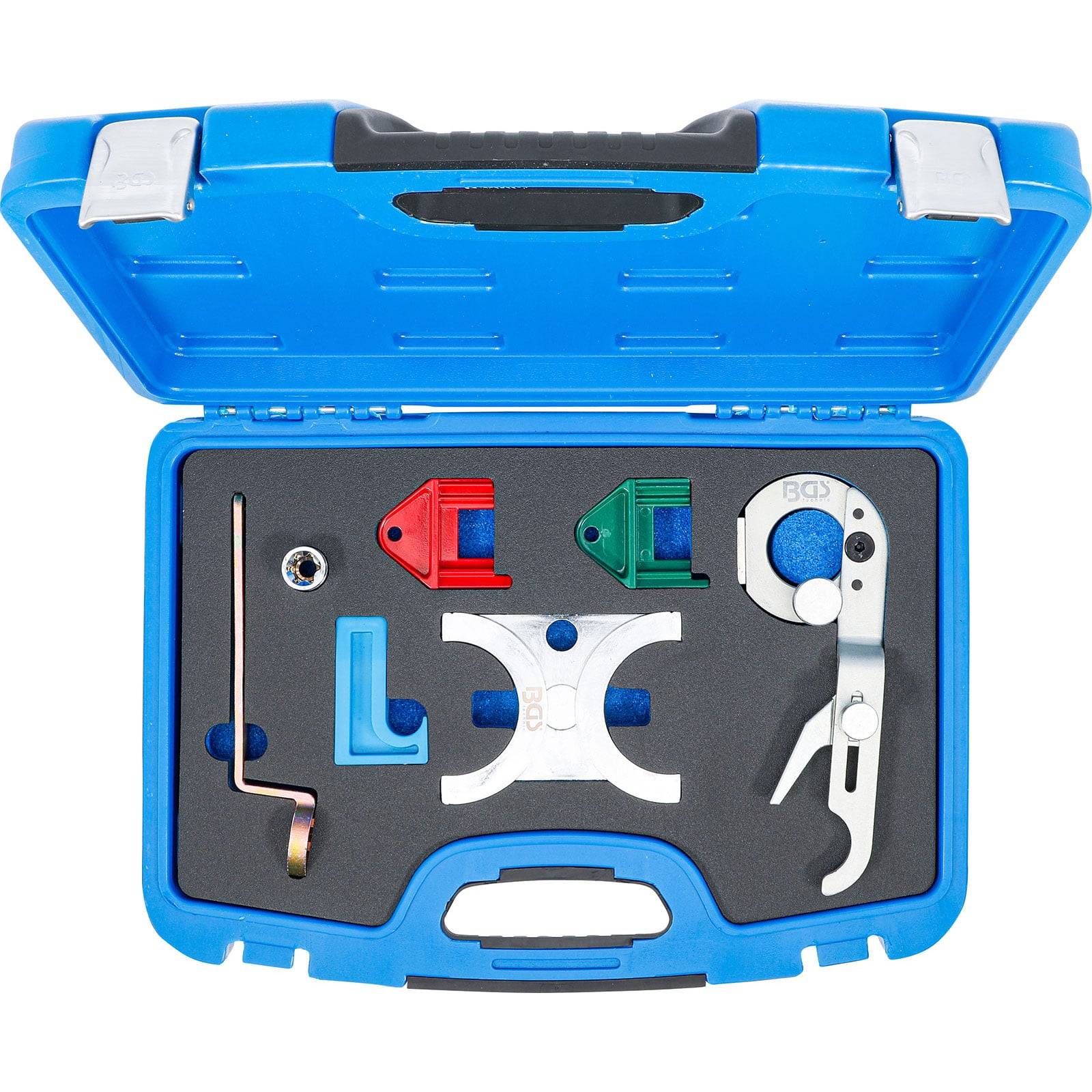 Ein blauer Koffer mit sortenweise Metallwerkzeugen und -komponenten, darunter Halterungen und ein Schraubenschlüssel, ordentlich in Schaumstoffausschnitten einsortiert.