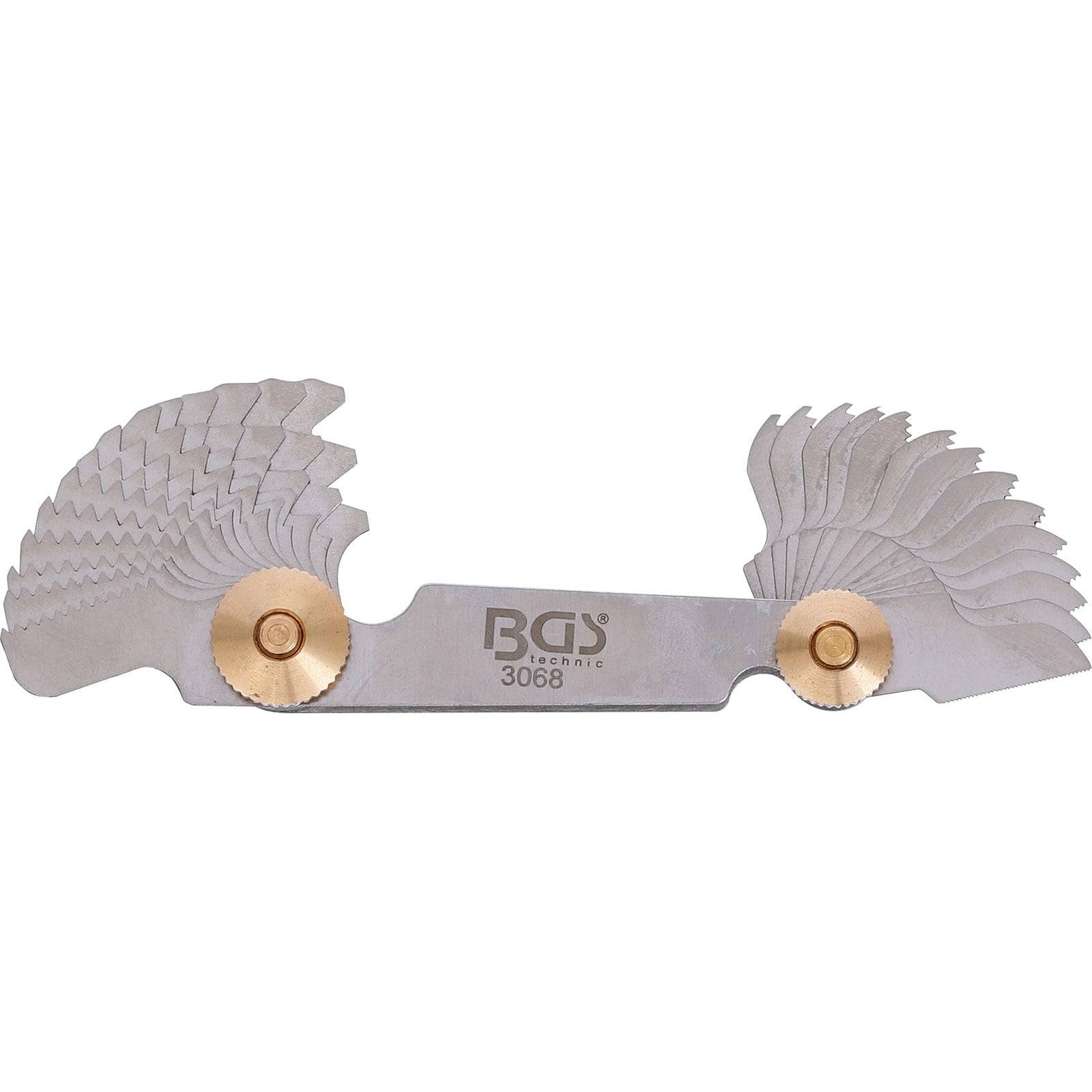 Fühlerlehren-Satz mit mehreren ausgefahrenen Klingen, verwendet zum Messen von Spaltenbreiten. Zentrales Etikett zeigt 'BGS 3068'.