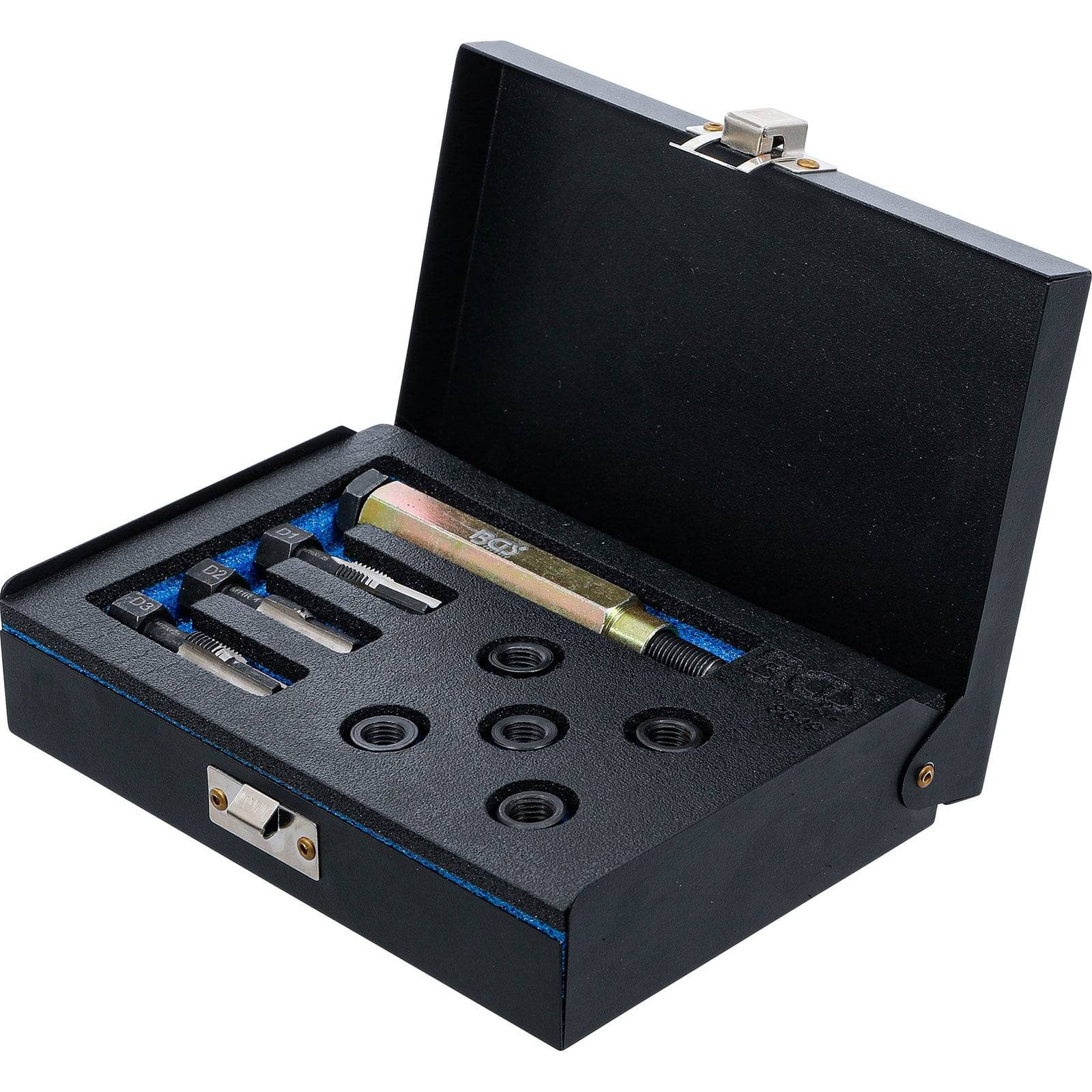 Eine schwarze Holzbox, geöffnet, zeigt einen Satz von Gewindebohrern und Gewindeschneideisen, die zum Gewindeerzeugen verwendet werden. Das Set enthält verschiedene Größen, die in Fächern angeordnet sind.