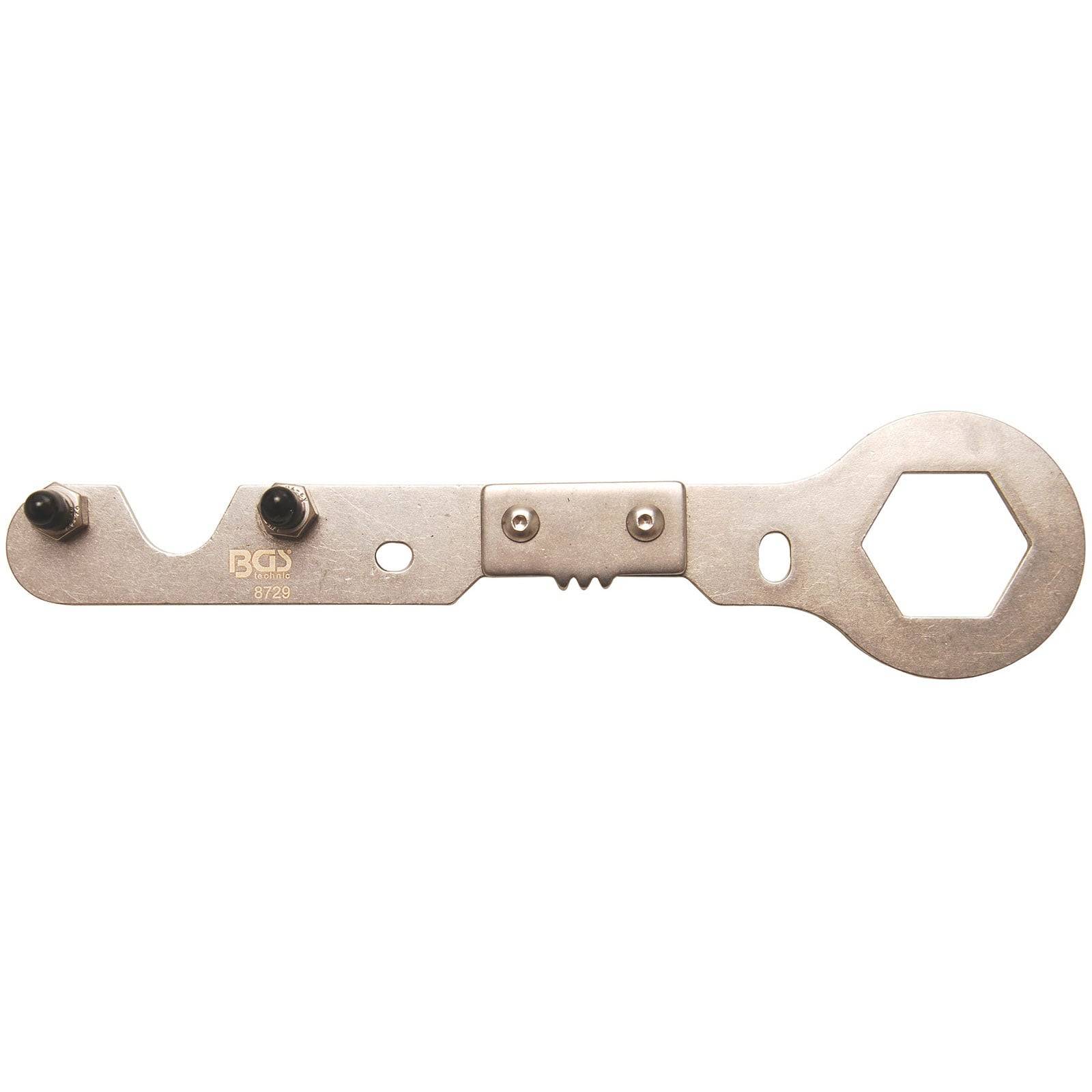 Ein Schraubenschlüssel aus Stahl mit einem sechseckigen Ende und verschiedenen Aussparungen am anderen Ende, der für spezifische mechanische Anwendungen entwickelt wurde.