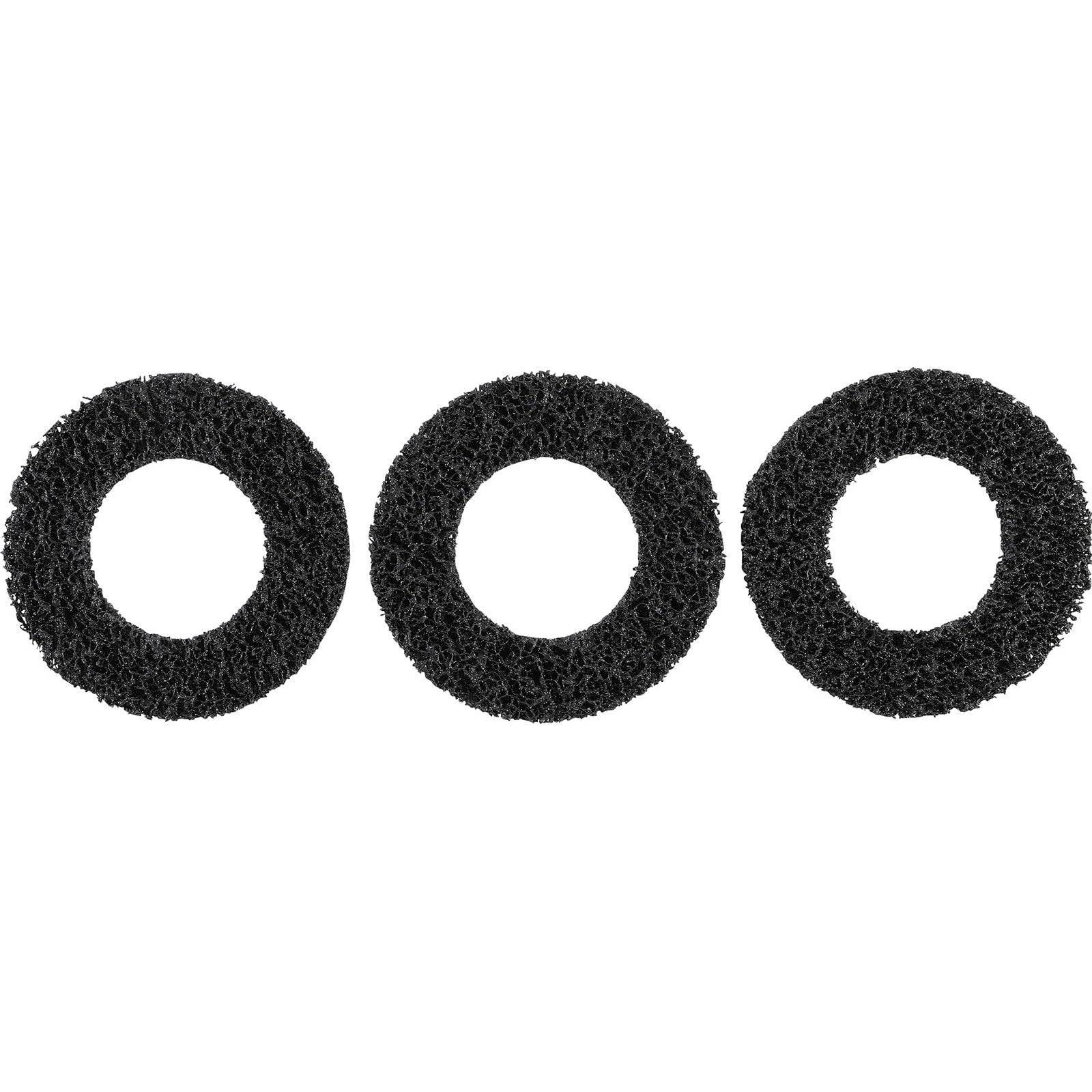 Drei schwarze, kreisförmige Schleifpads sind in einer horizontalen Linie angeordnet, wobei jedes einen rauen Untergrund und eine offene Mitte aufweist.