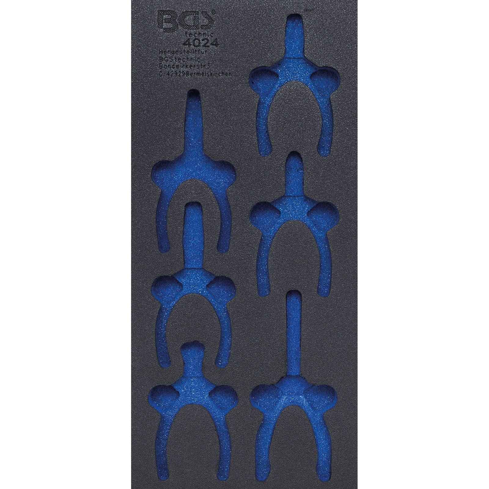 Satz von sechs blauen Schraubenschlüsselhaltern in einem schwarzen Schaumstofftablett, wobei jeder einzeln sicher in seinem eigenen Fach für organisierte Werkzeugaufbewahrung und -transport eingepasst ist.