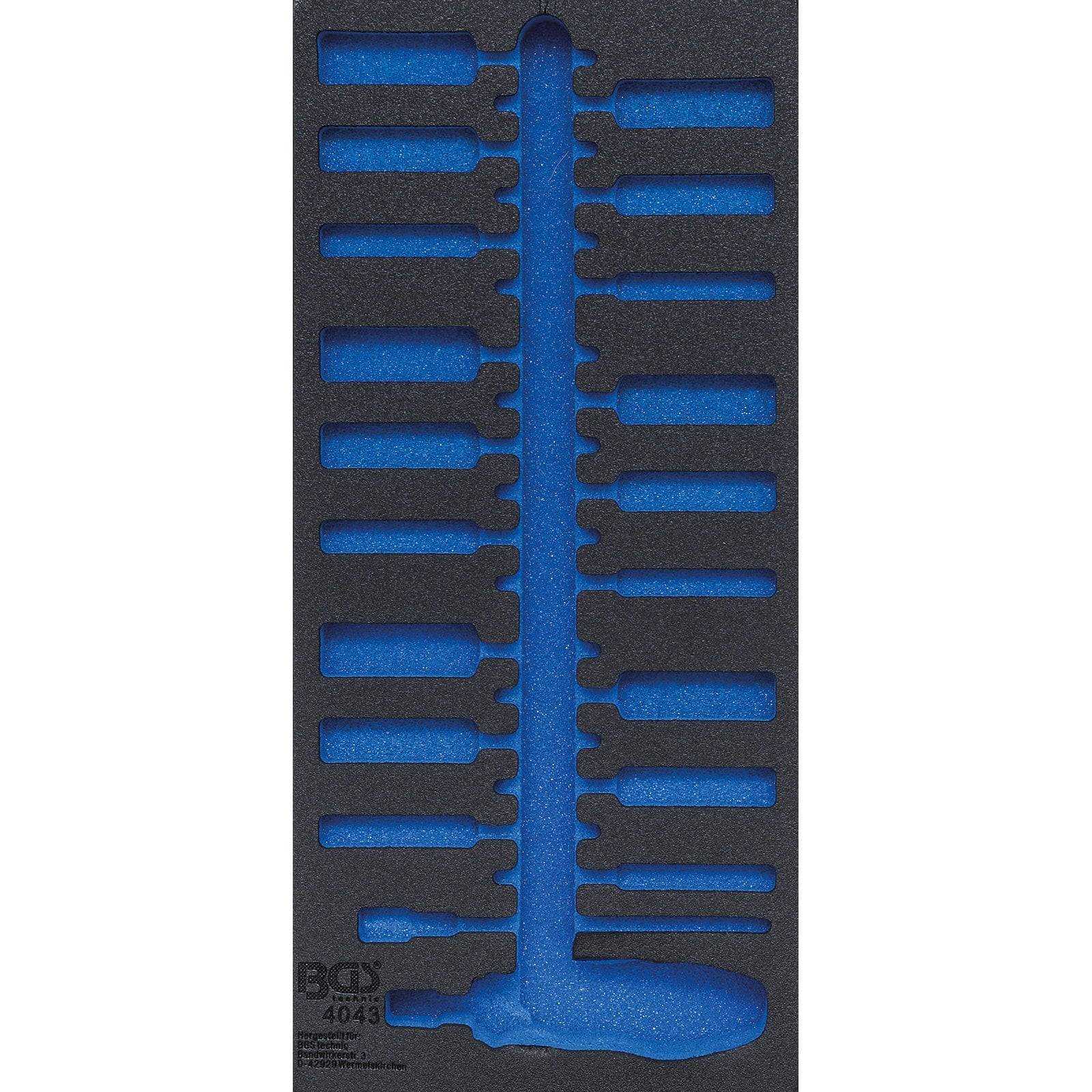 Werkzeugset mit einem blauen Ratschenschlüssel und verschiedenen Steckschlüsseln, die ordentlich in einem schaumstoffgepolsterten Koffer angeordnet sind.