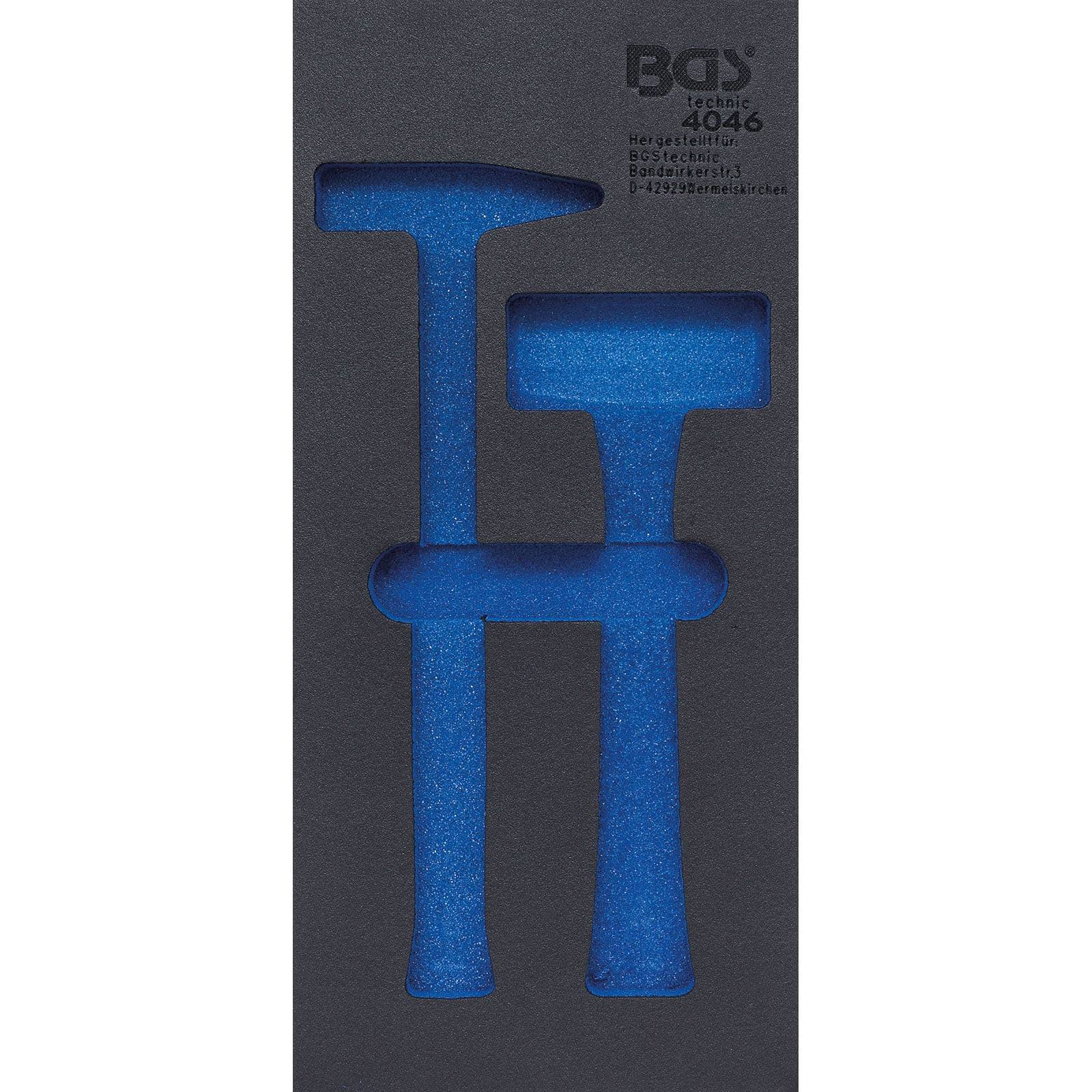 Ein Schaumstofftablett enthält zwei blaue Hämmer, einen mit einem Standardkopf und einen mit einem flachen, breiten Kopf. Sie passen exakt in Aussparungen vor einem schwarzen Hintergrund.