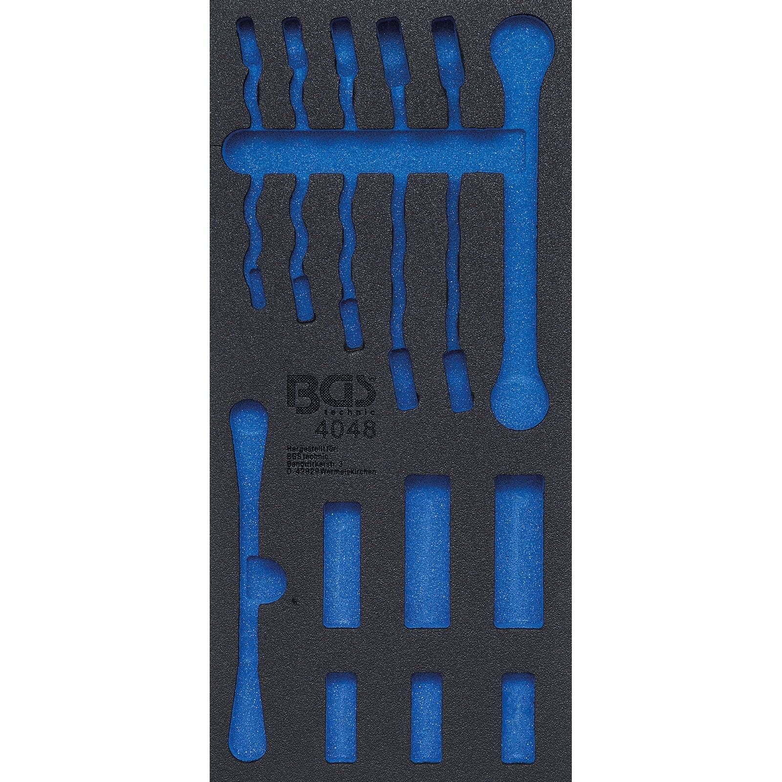 Blau und schwarz gefärberte Schaumstoff-Werkzeugablage mit Aussparungen für Schraubenschlüssel und Griffe.