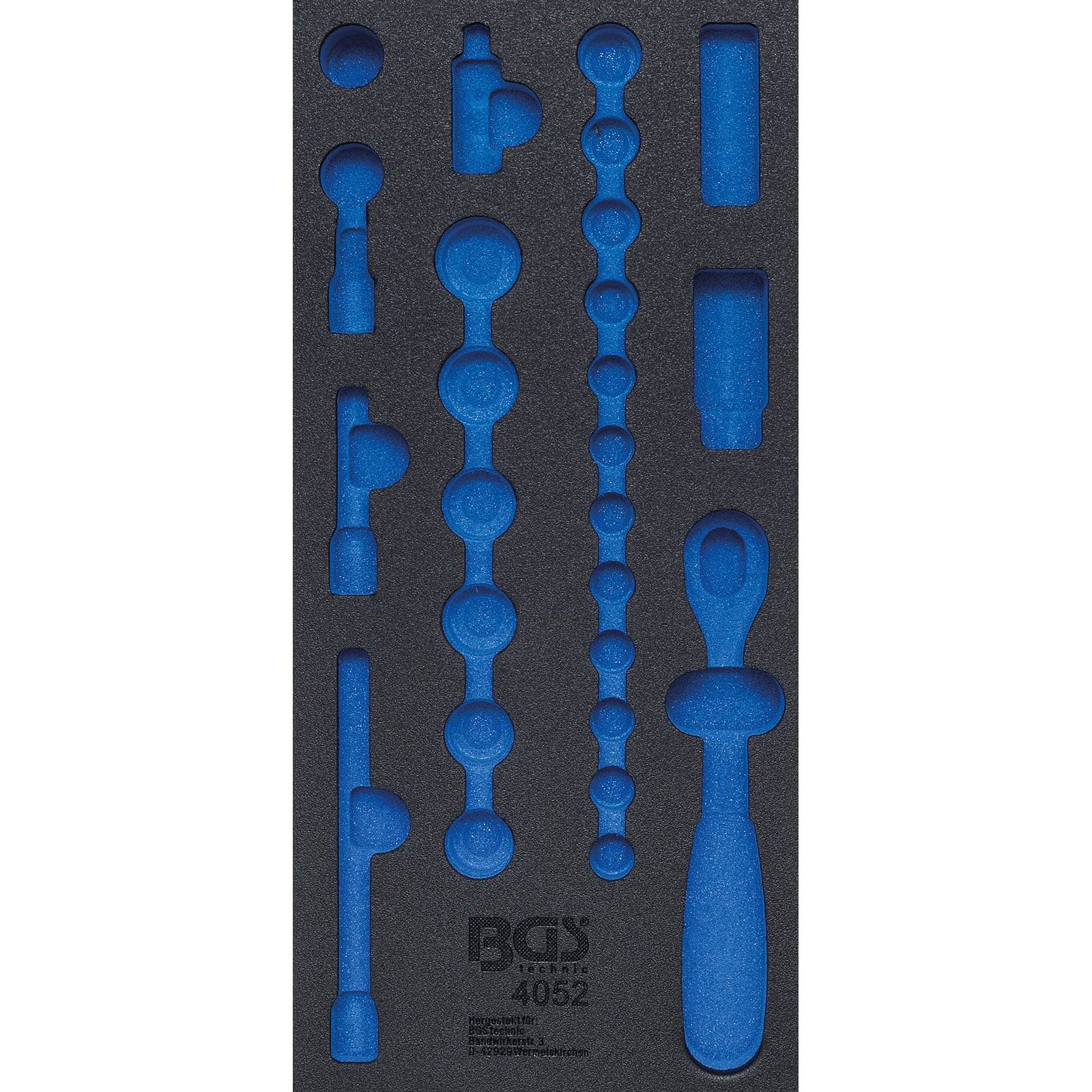 Ein Set blauer Automobilwerkzeuge in einem Schaumstoffträger, sorgfältig angeordnet. Verschiedene Größen und Formen von Werkzeugen, die für Präzisionsarbeiten entwickelt wurden.