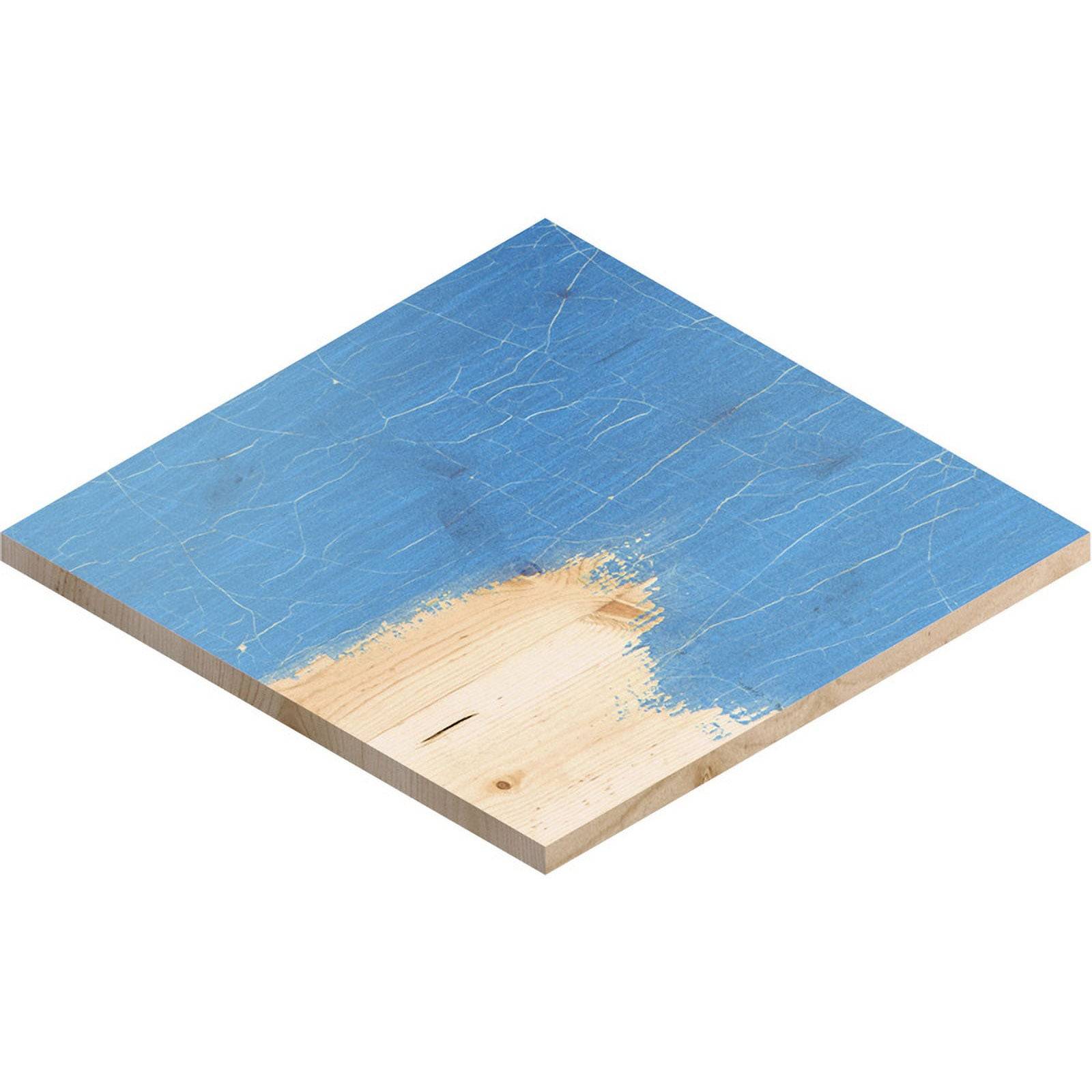 Ein Holzbrett, teilweise blau angemalt, wobei die natürliche Holzmaserung unter der Farbe sichtbar bleibt.