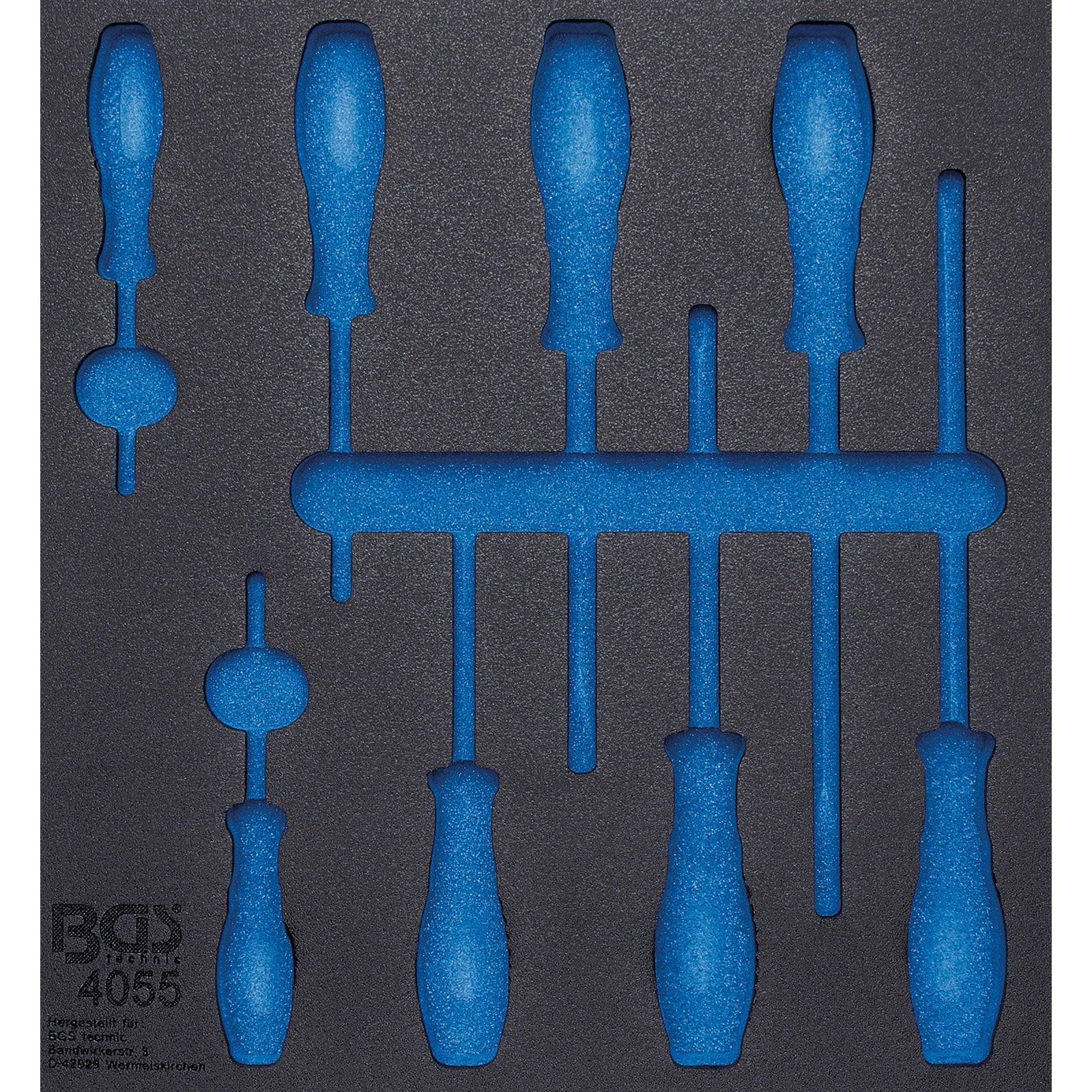 Ein Schaumstoff-Werkzeugorganizer mit mehreren Einschnitten für verschiedene Größen von Schraubenziehern, ordentlich angeordnet, wobei blaue Griffe vor einem schwarzen Untergrund sichtbar sind.